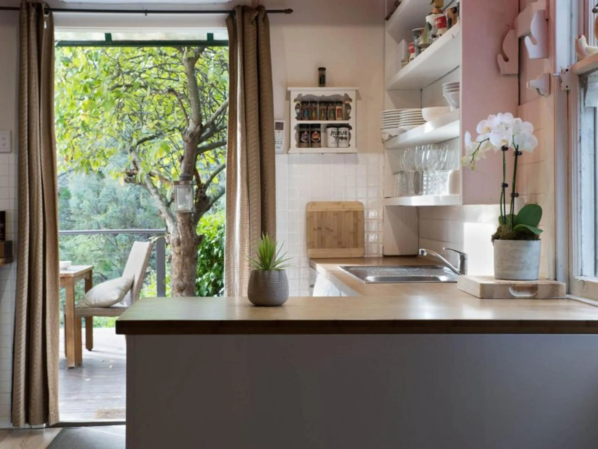Kitchen or kitchenette in Viola- cottage retreat in Hepburn Springs