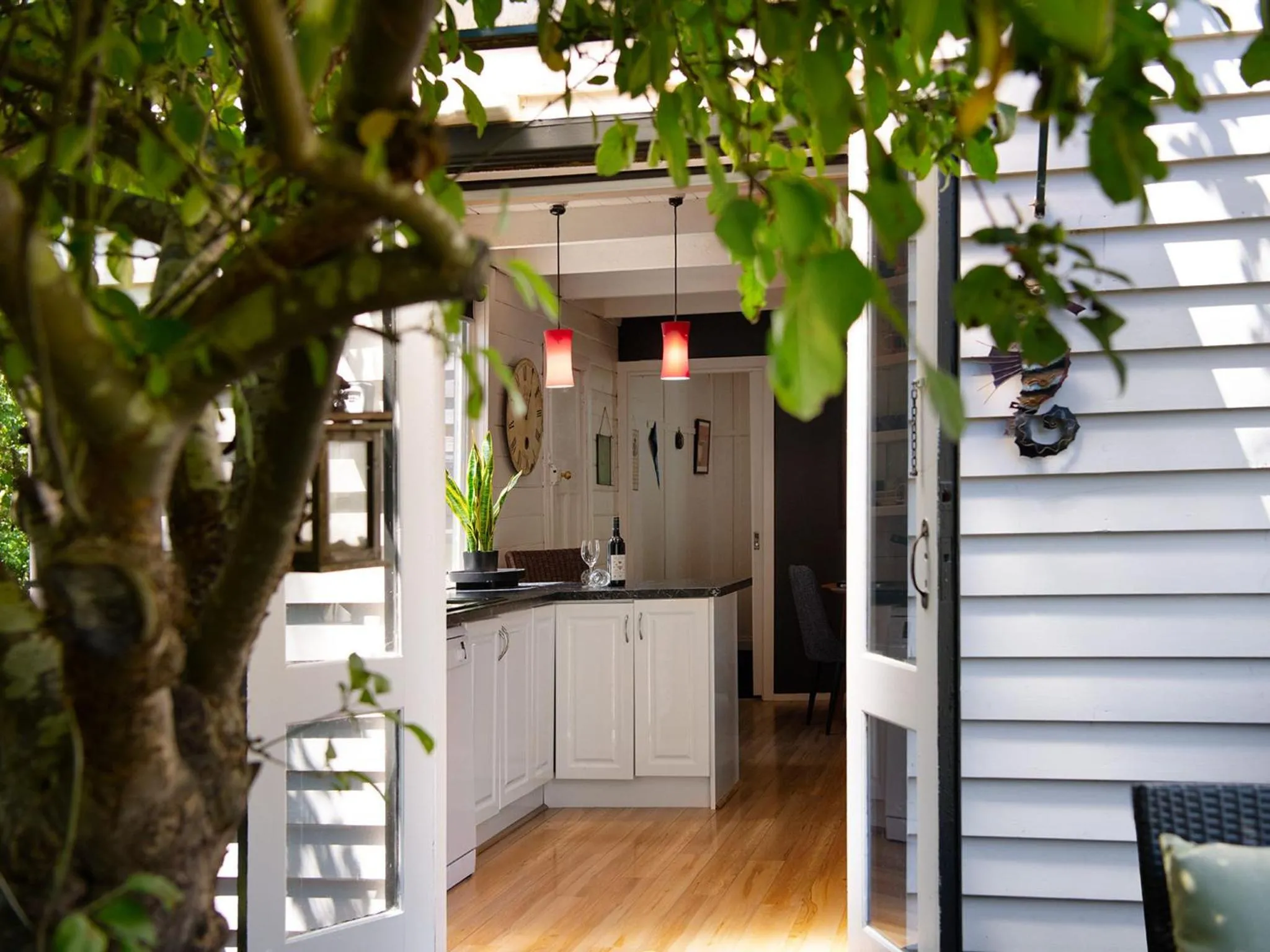 Kitchen or kitchenette in Viola- cottage retreat in Hepburn Springs