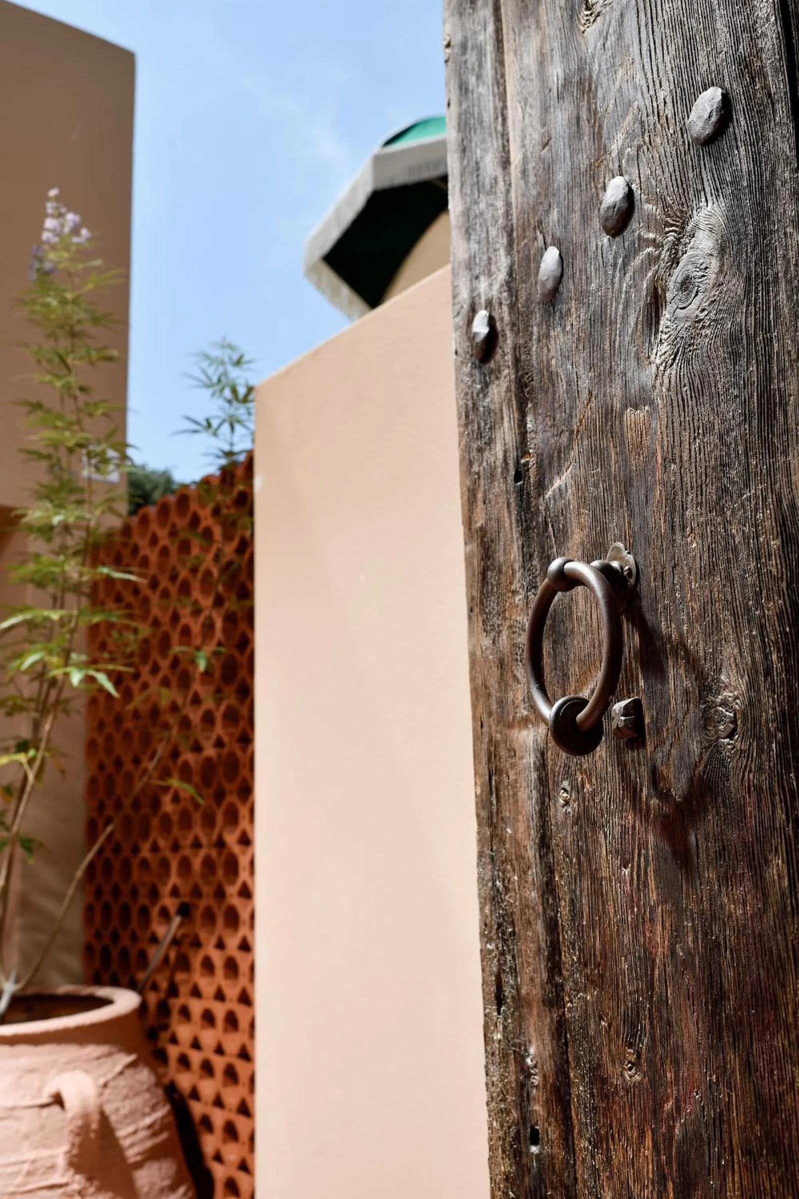 Facade/entrance in Terra Verde Oia by K&K