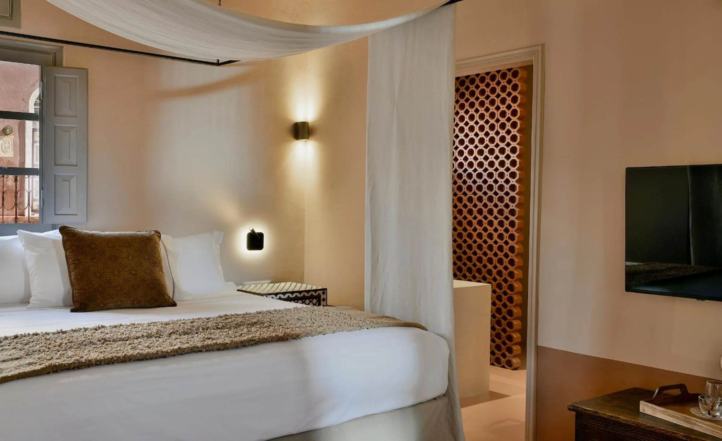 Living room, Bed in Terra Verde Oia by K&K