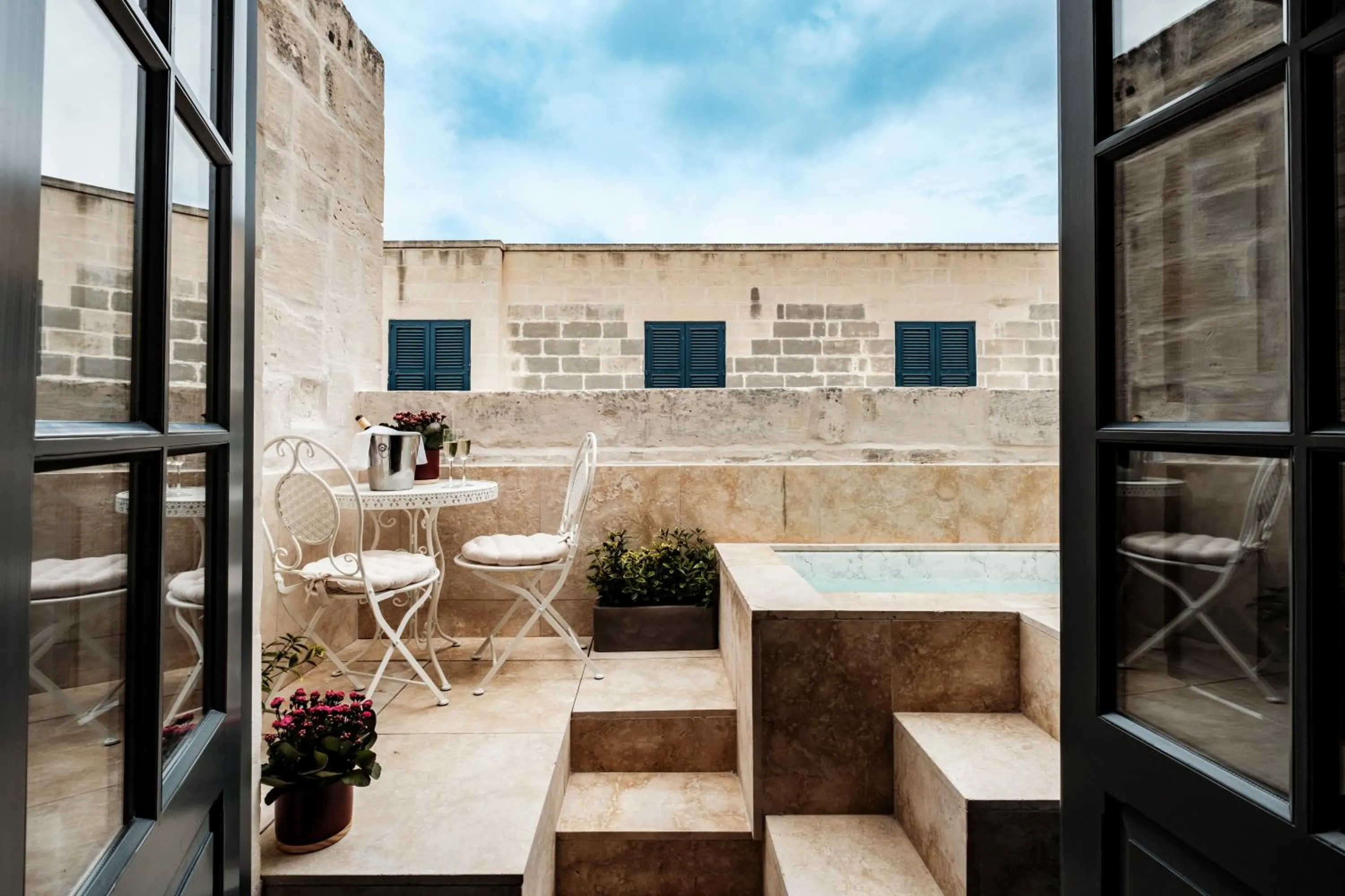 Premium Suite with Hot Tub in 1926 La Galerie Boutique Art Suites