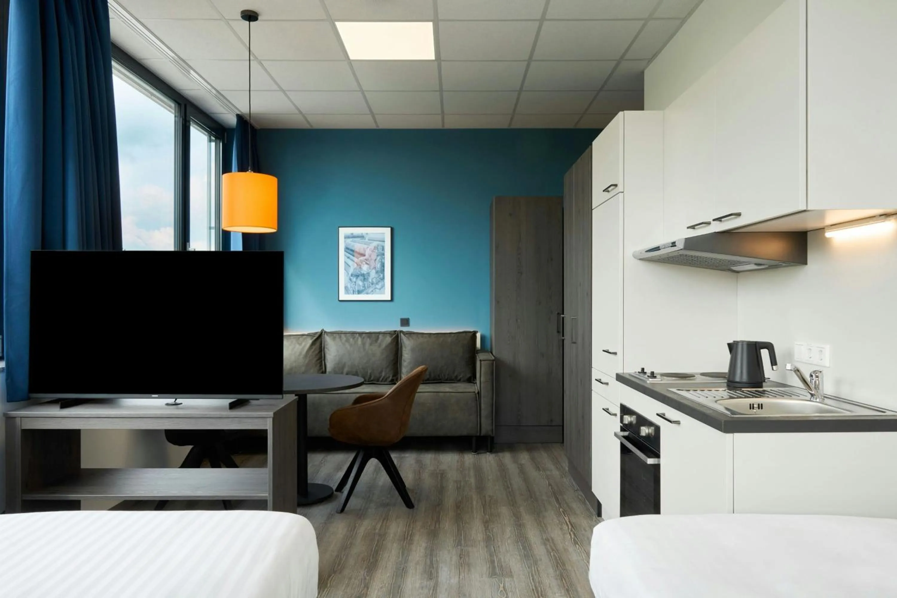 Kitchen or kitchenette, Bed in Four Points Flex by Sheraton Östringen