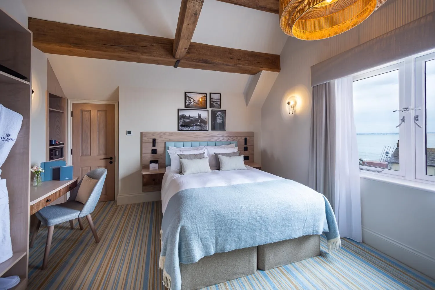 Photo of the whole room, Bed in The Ship Hotel