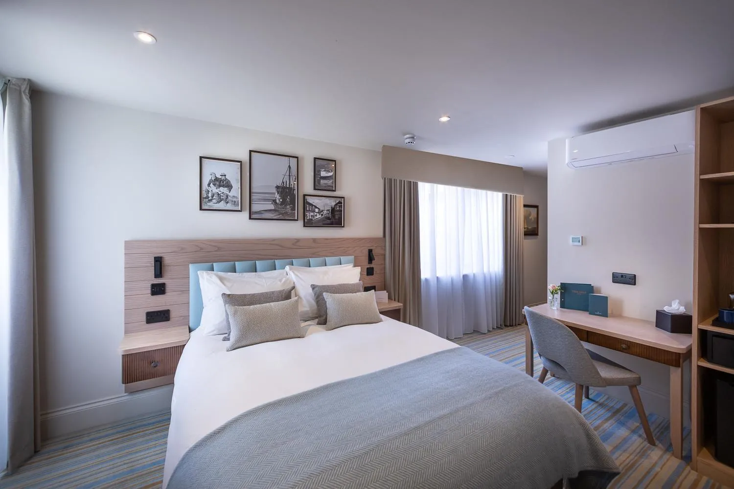 Photo of the whole room, Bed in The Ship Hotel