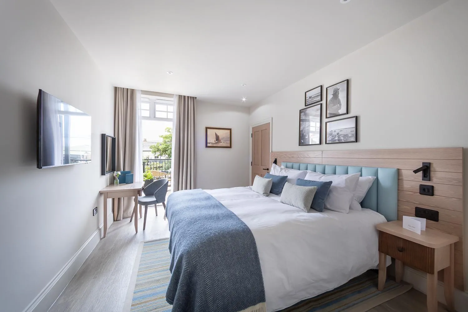 Photo of the whole room, Bed in The Ship Hotel