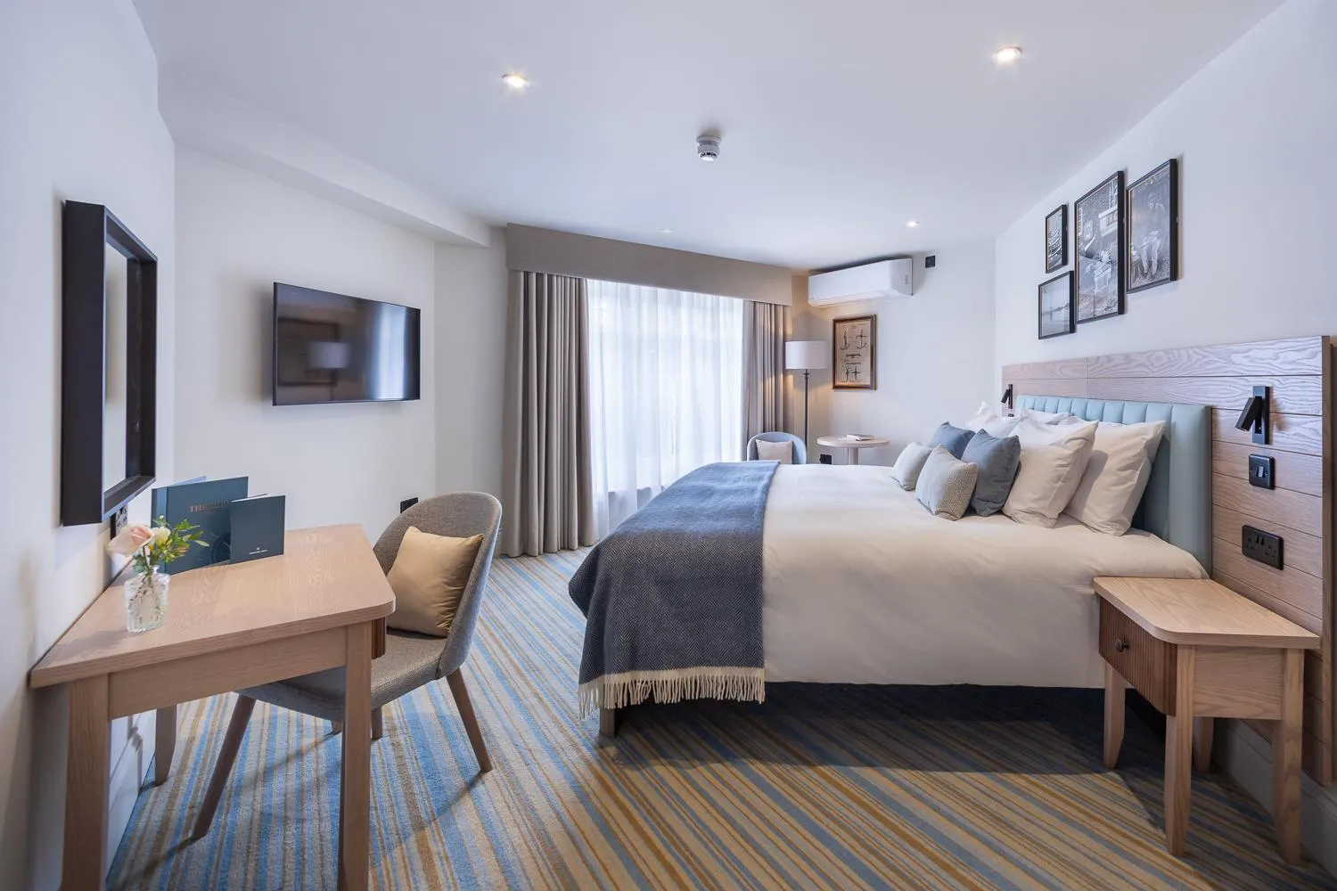 Photo of the whole room, Bed in The Ship Hotel