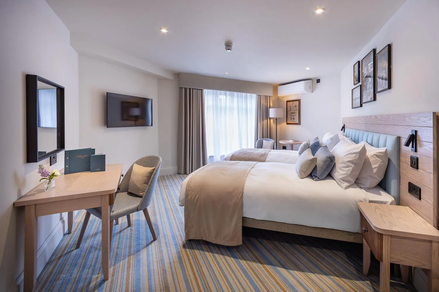 Photo of the whole room, Bed in The Ship Hotel