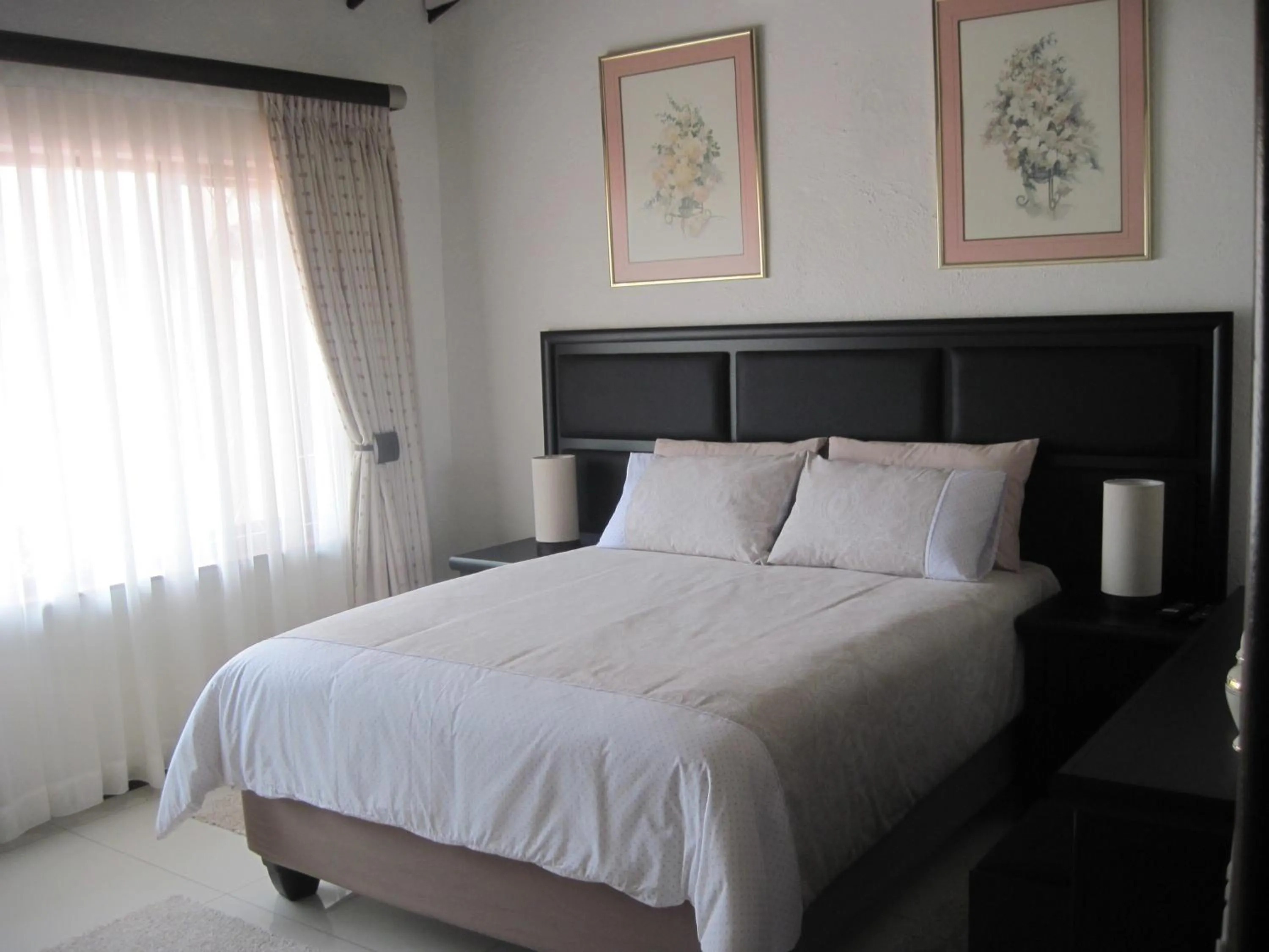 Bedroom, Bed in Swallows Nest B&B