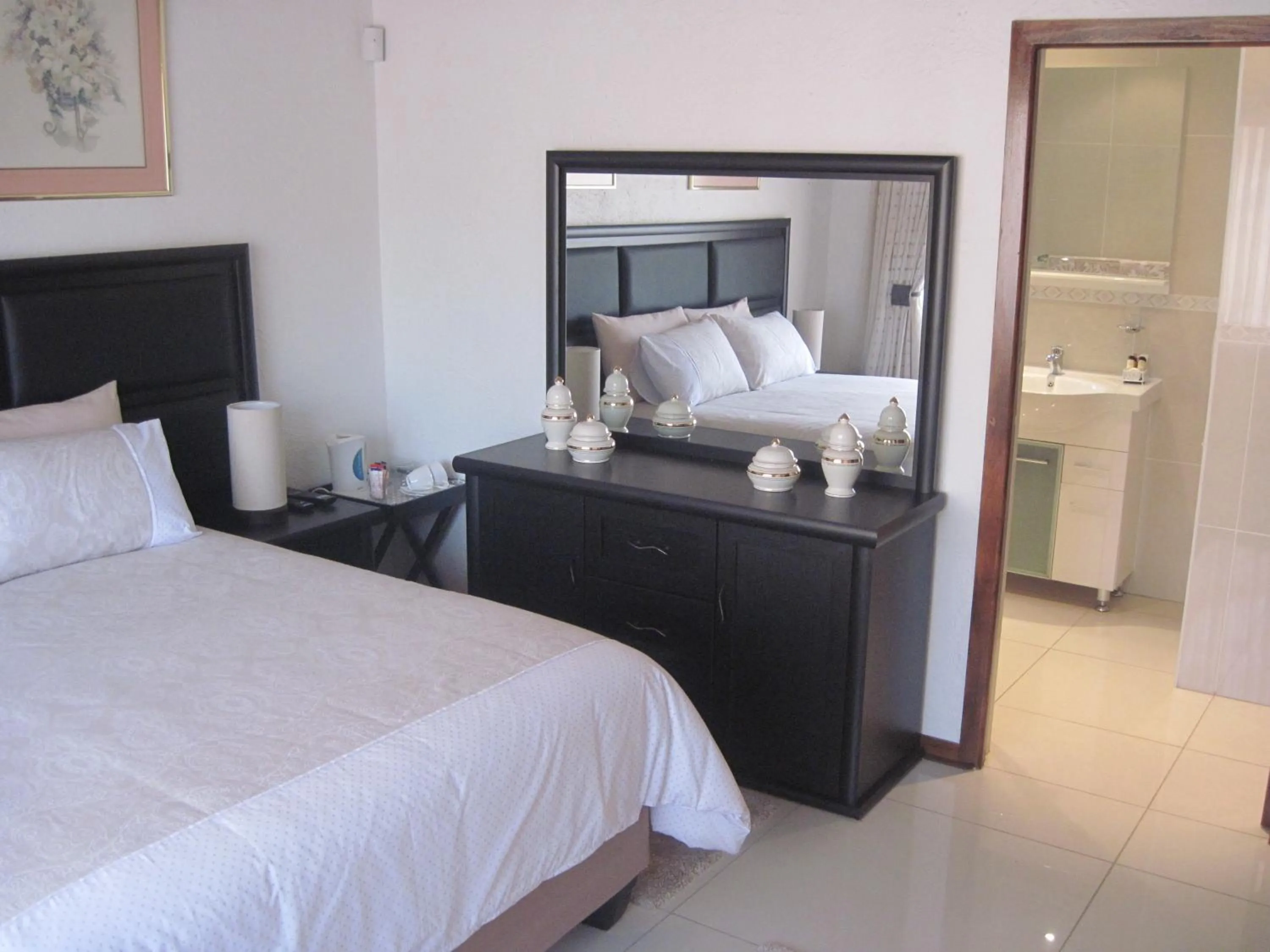 Bedroom, Bed in Swallows Nest B&B