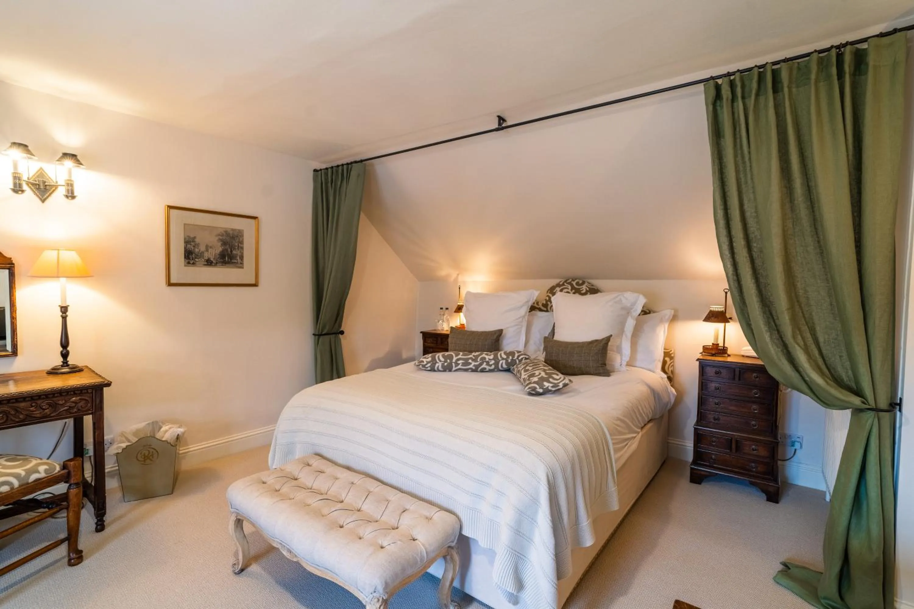 Bedroom, Bed in The Royal Hotel