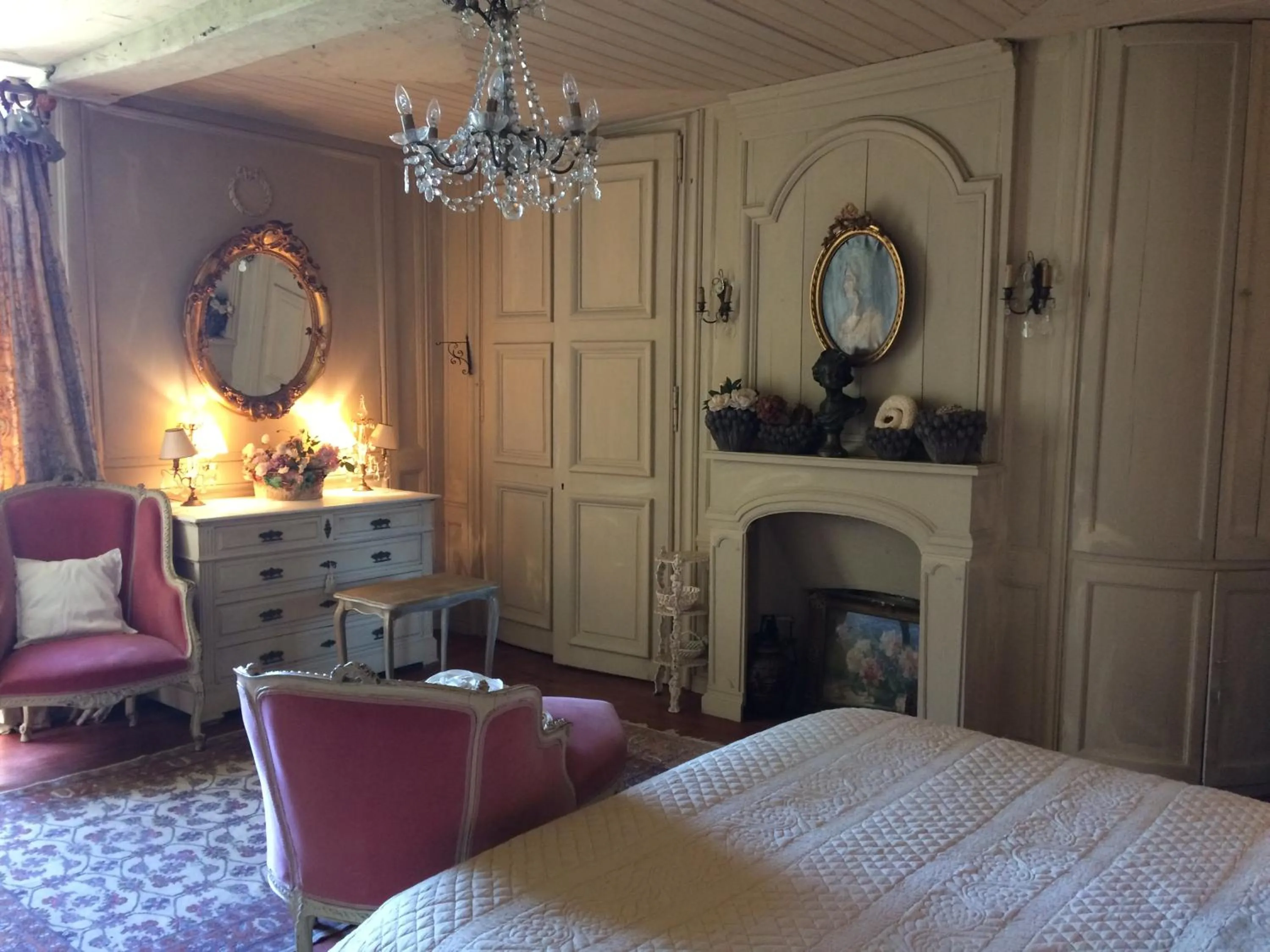 Bed in Domaine De La Bastille, Manoir du XVll, Bed and Breakfast