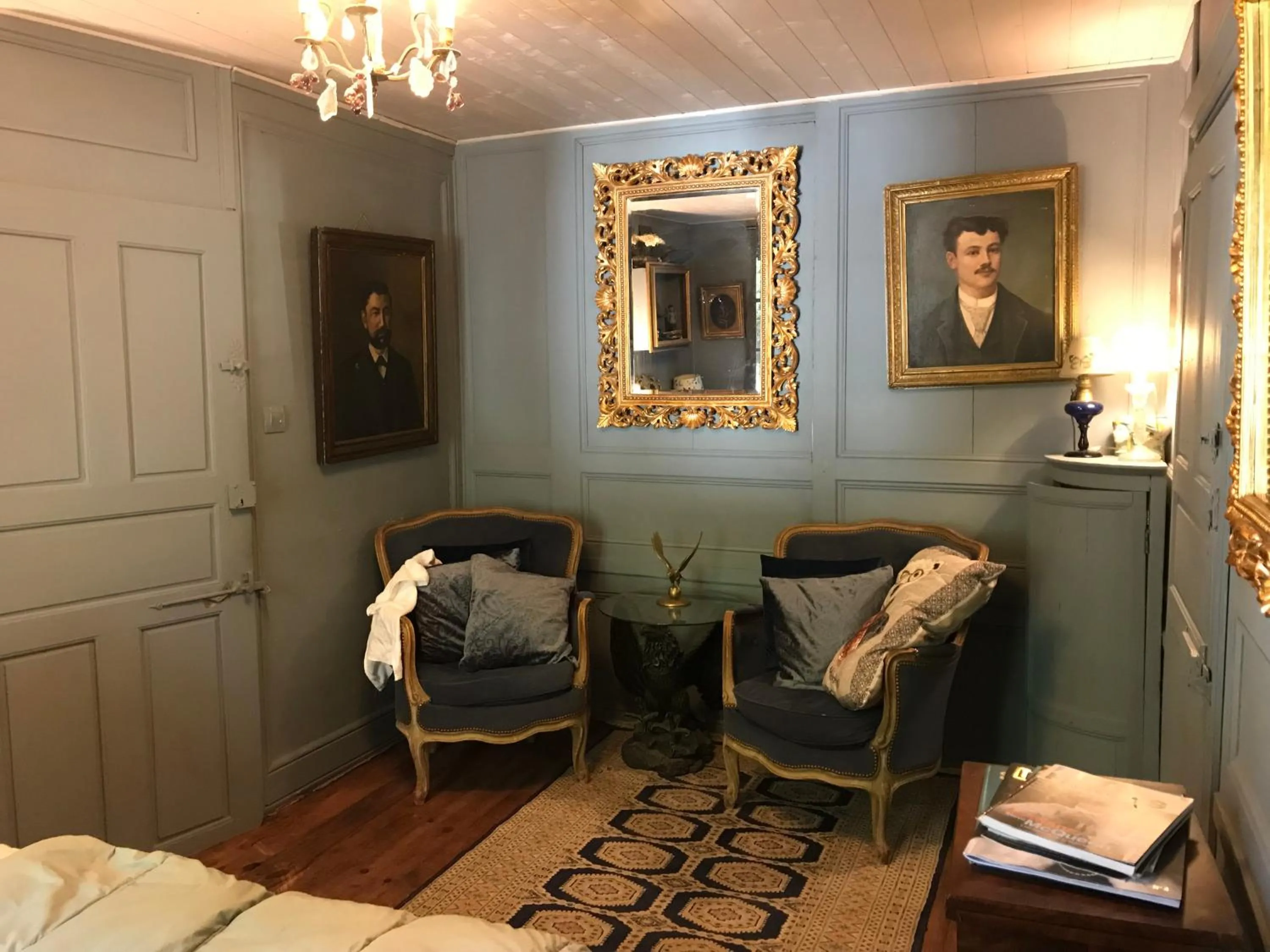 Bed in Domaine De La Bastille, Manoir du XVll, Bed and Breakfast