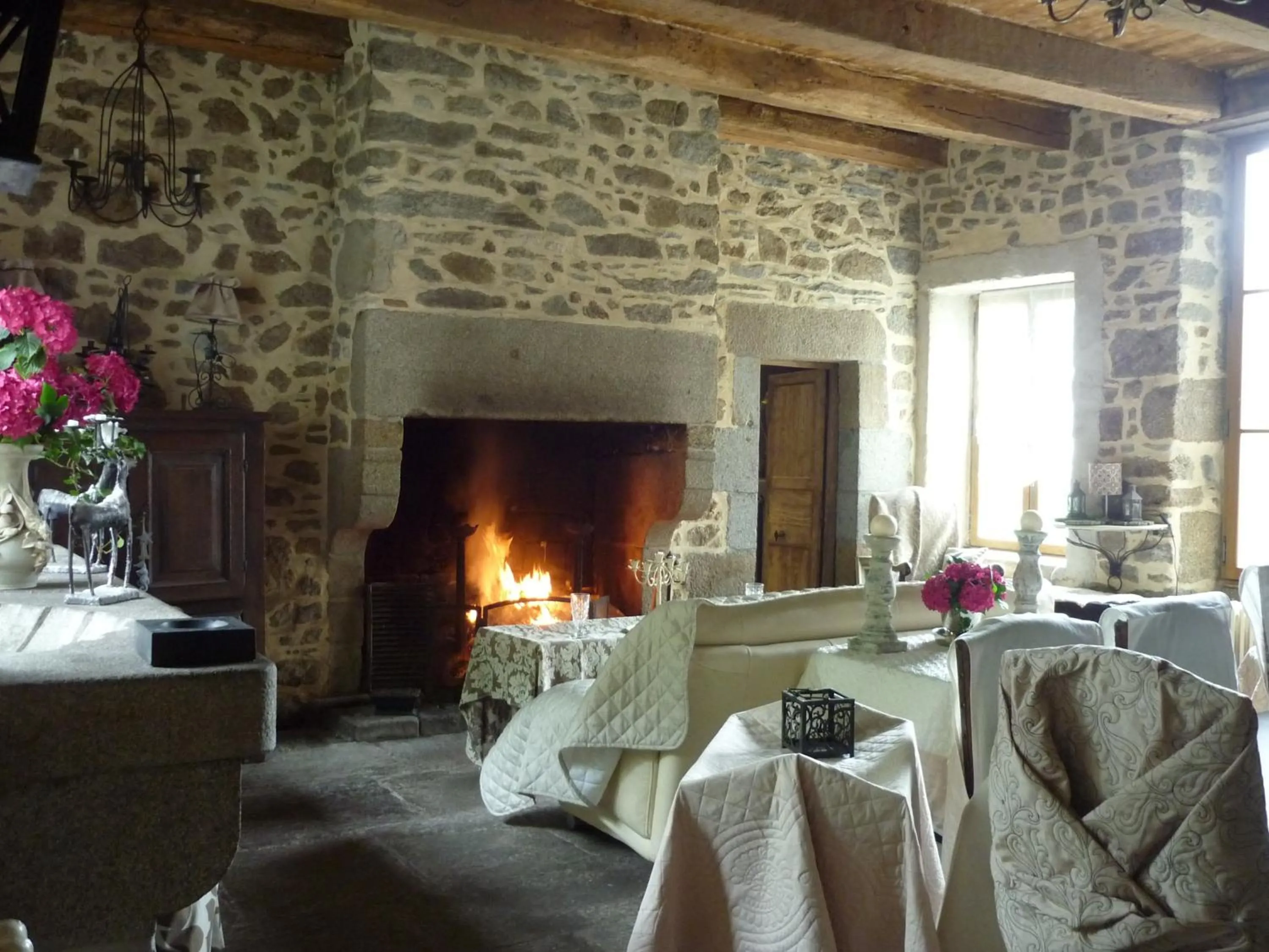 Living room in Domaine De La Bastille, Manoir du XVll, Bed and Breakfast