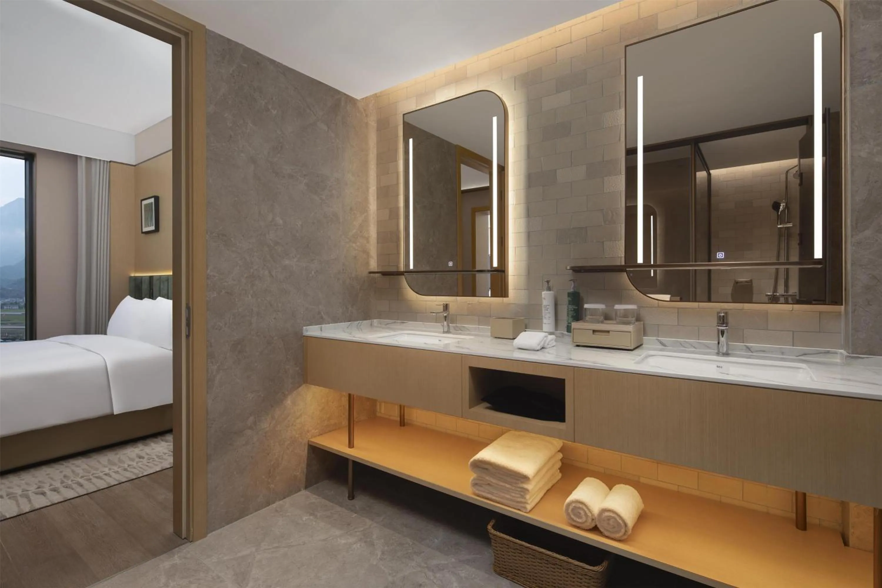 Bathroom, Bed in Hilton Garden Inn Zhangjiajie Tianmen Mountain