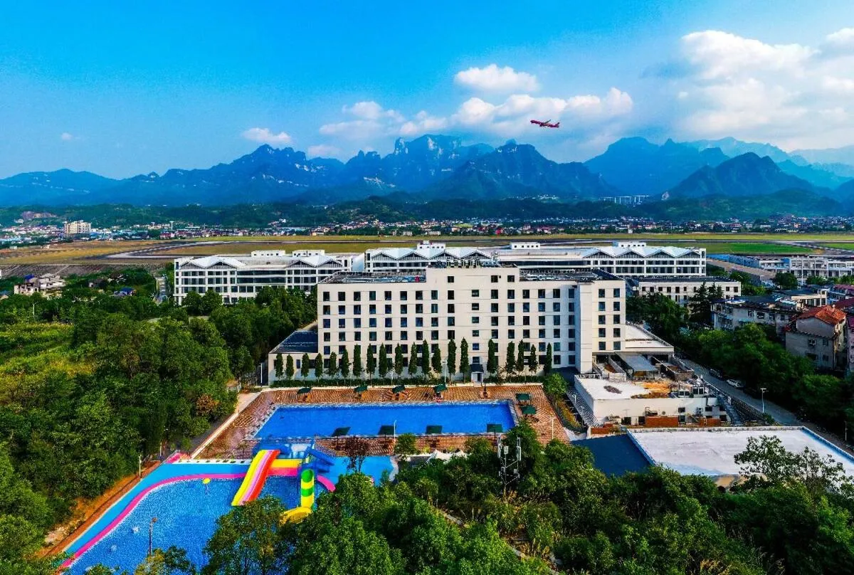 Swimming pool in Hilton Garden Inn Zhangjiajie Tianmen Mountain