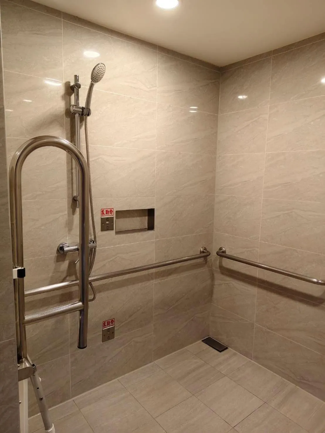 Shower in CHECK inn SELECT Taipei NeiHu