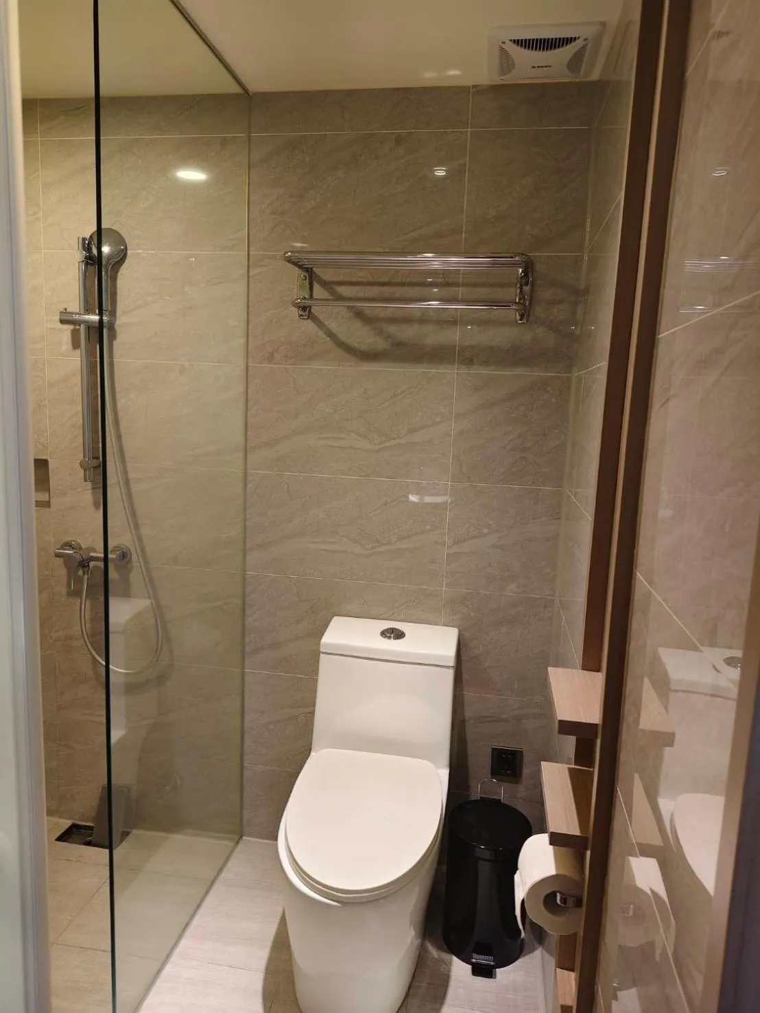 Shower in CHECK inn SELECT Taipei NeiHu