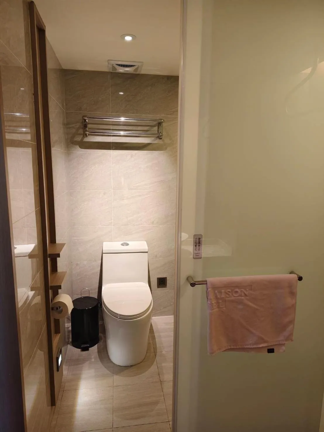 Toilet in CHECK inn SELECT Taipei NeiHu