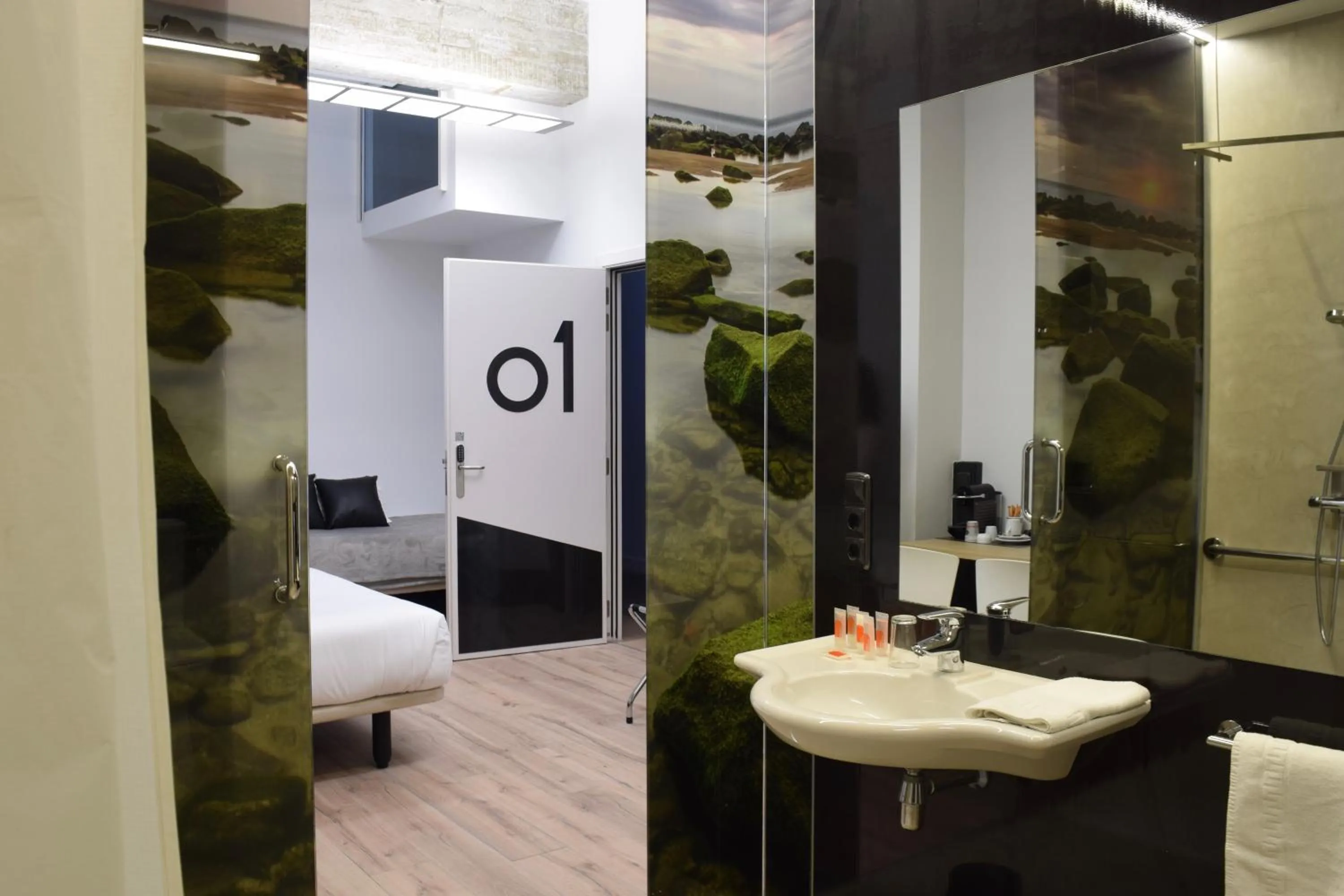 Bathroom, Bed in Zerupe Hotel