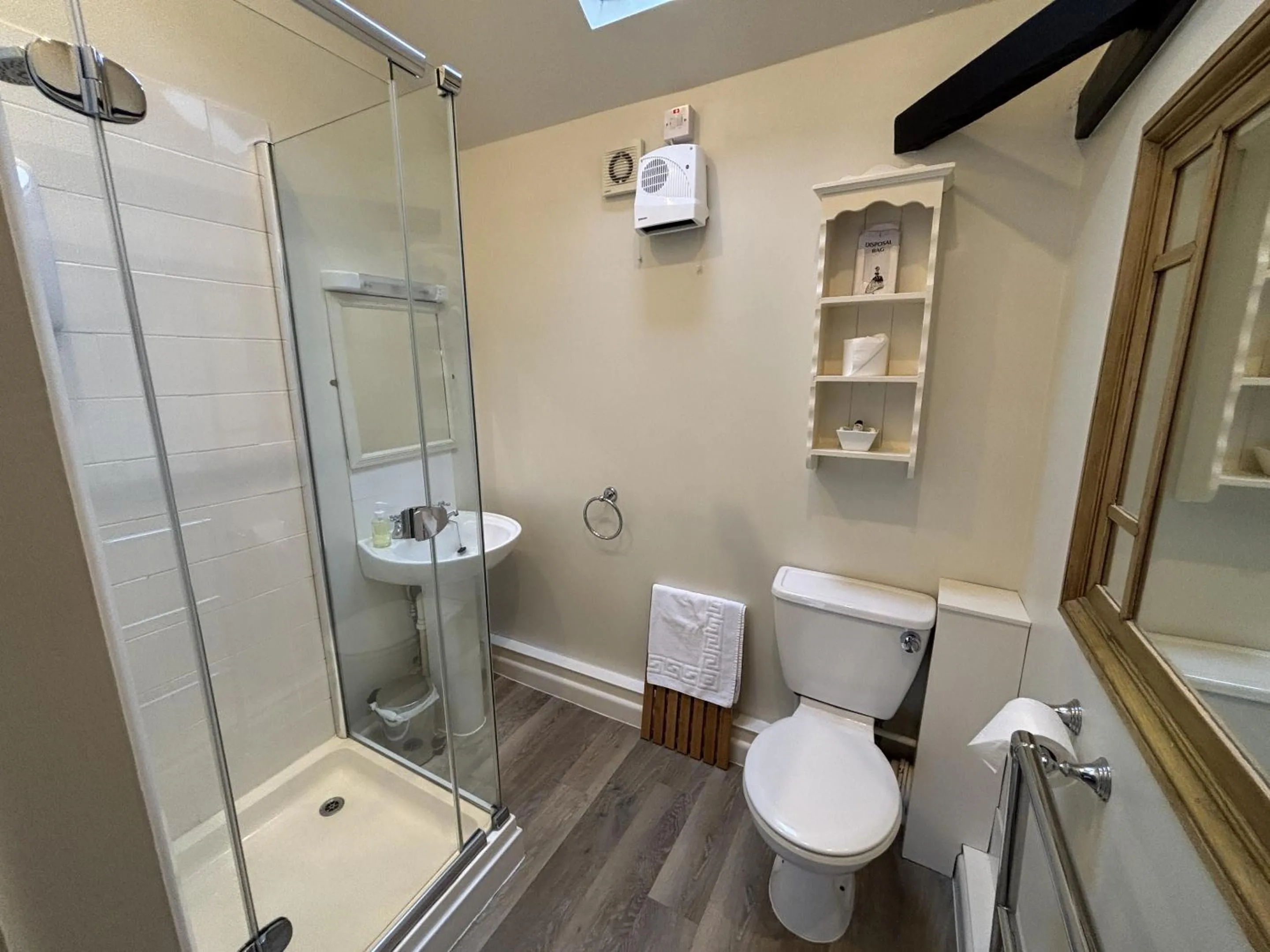 Twin Room with Private Bathroom - single occupancy in The Fox Goes Free