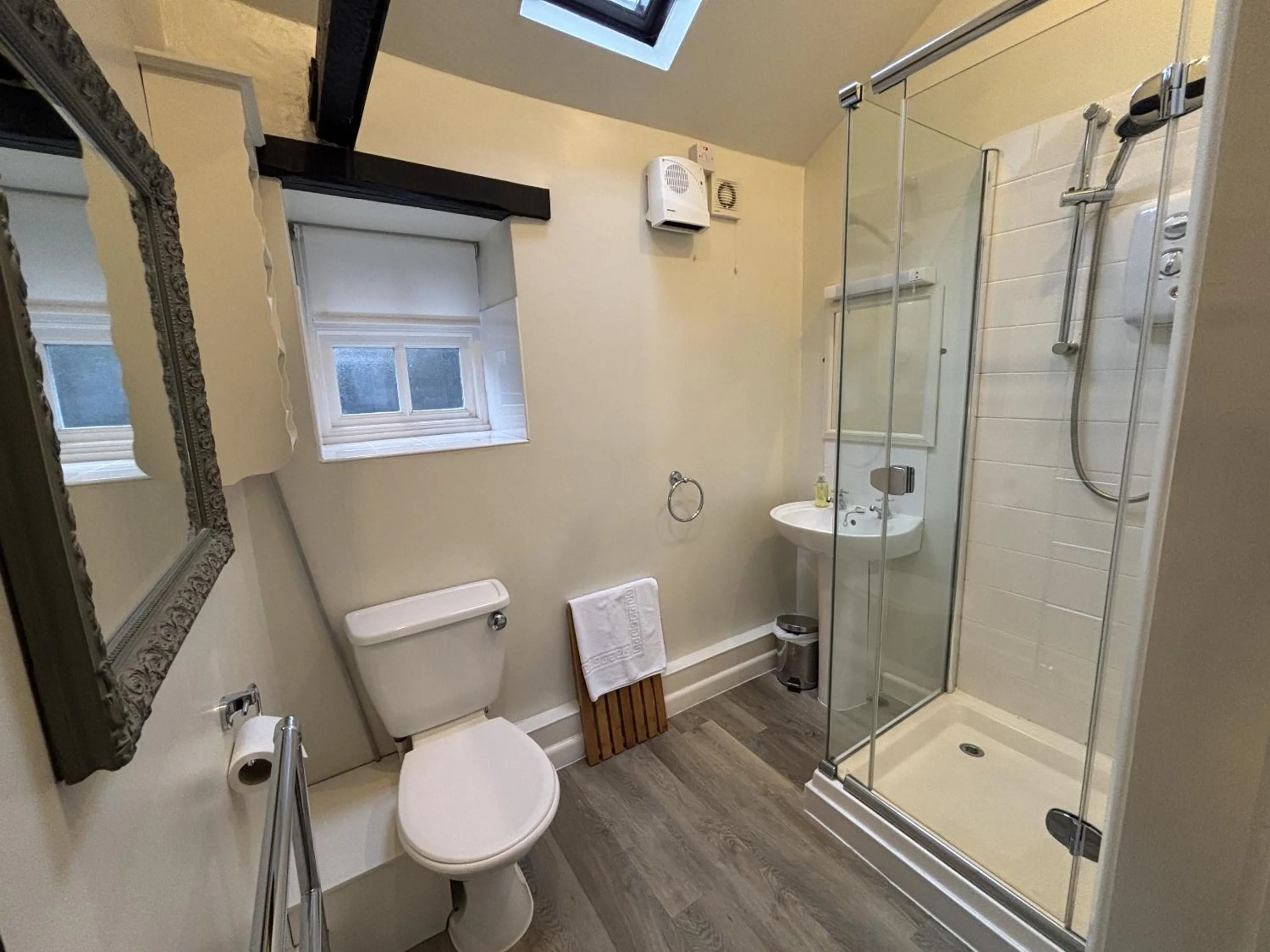 Twin Room with Private Bathroom - single occupancy in The Fox Goes Free