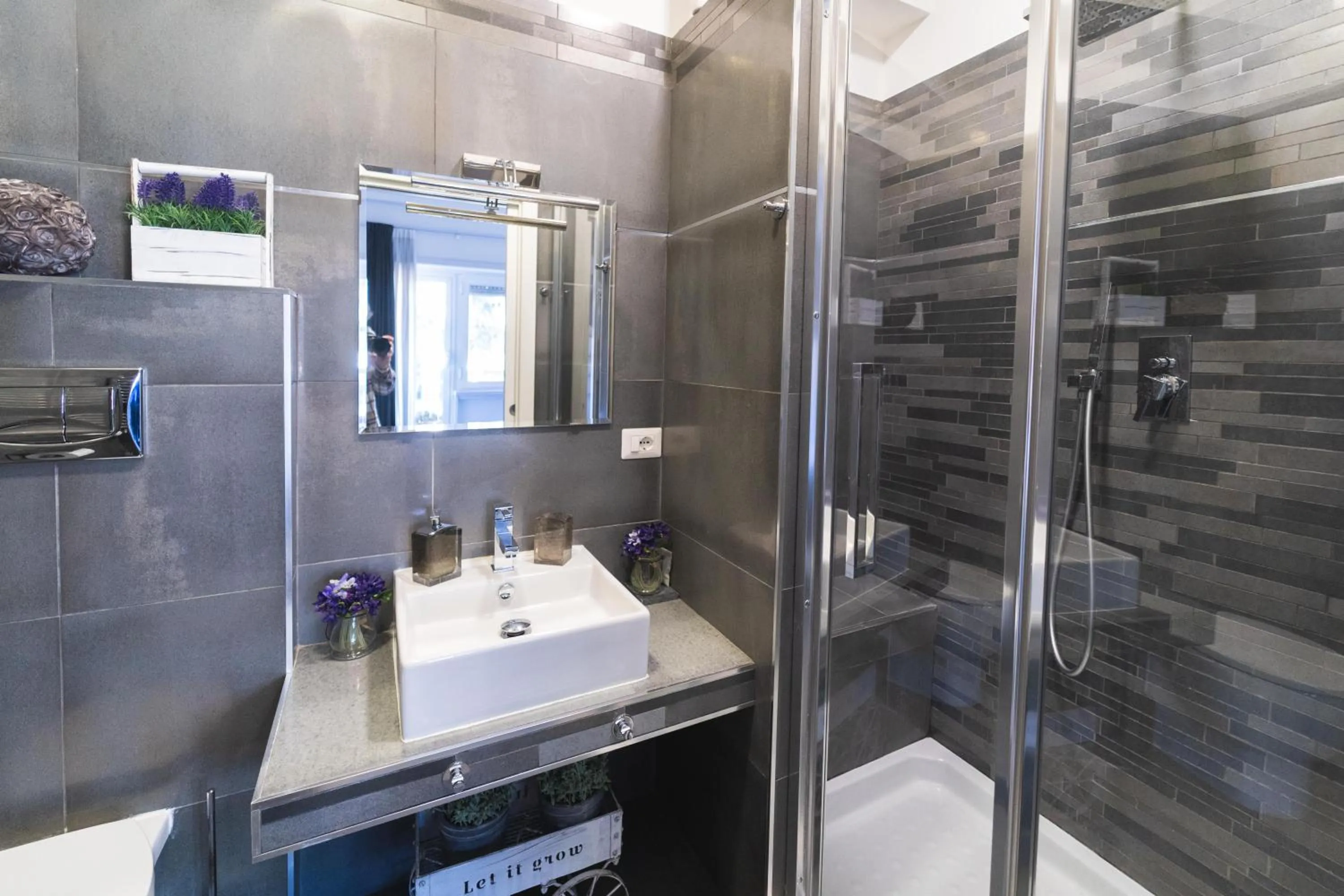 Shower in RomAntic Dreams Guest House