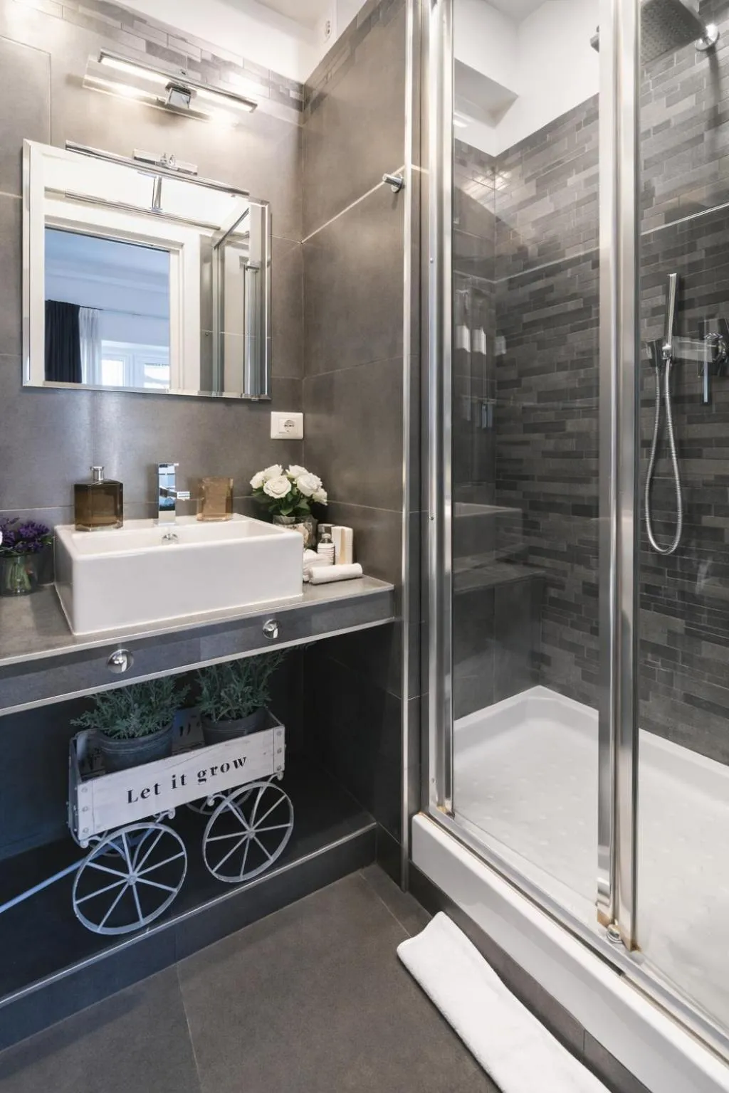 Shower in RomAntic Dreams Guest House