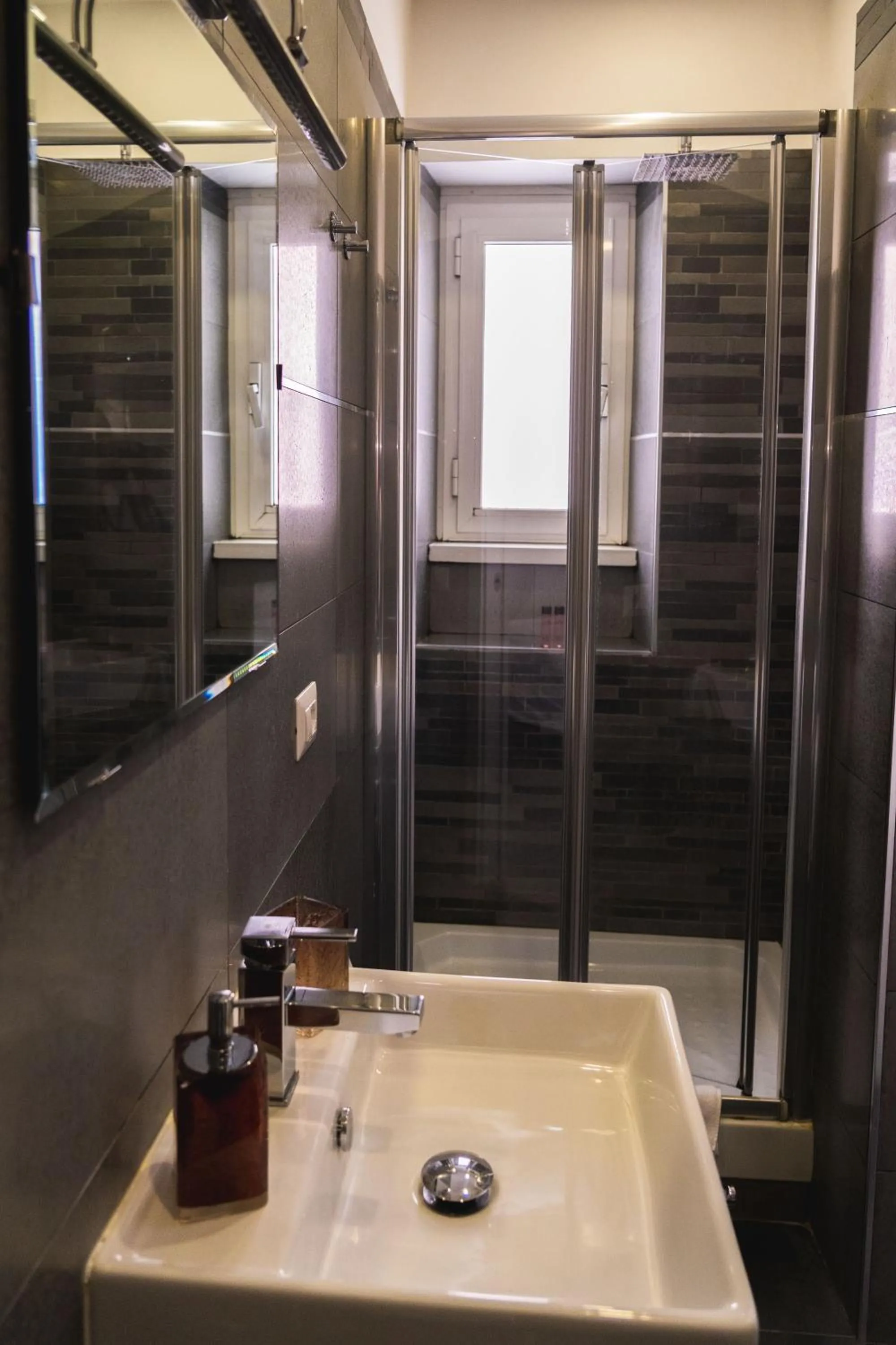 Shower in RomAntic Dreams Guest House