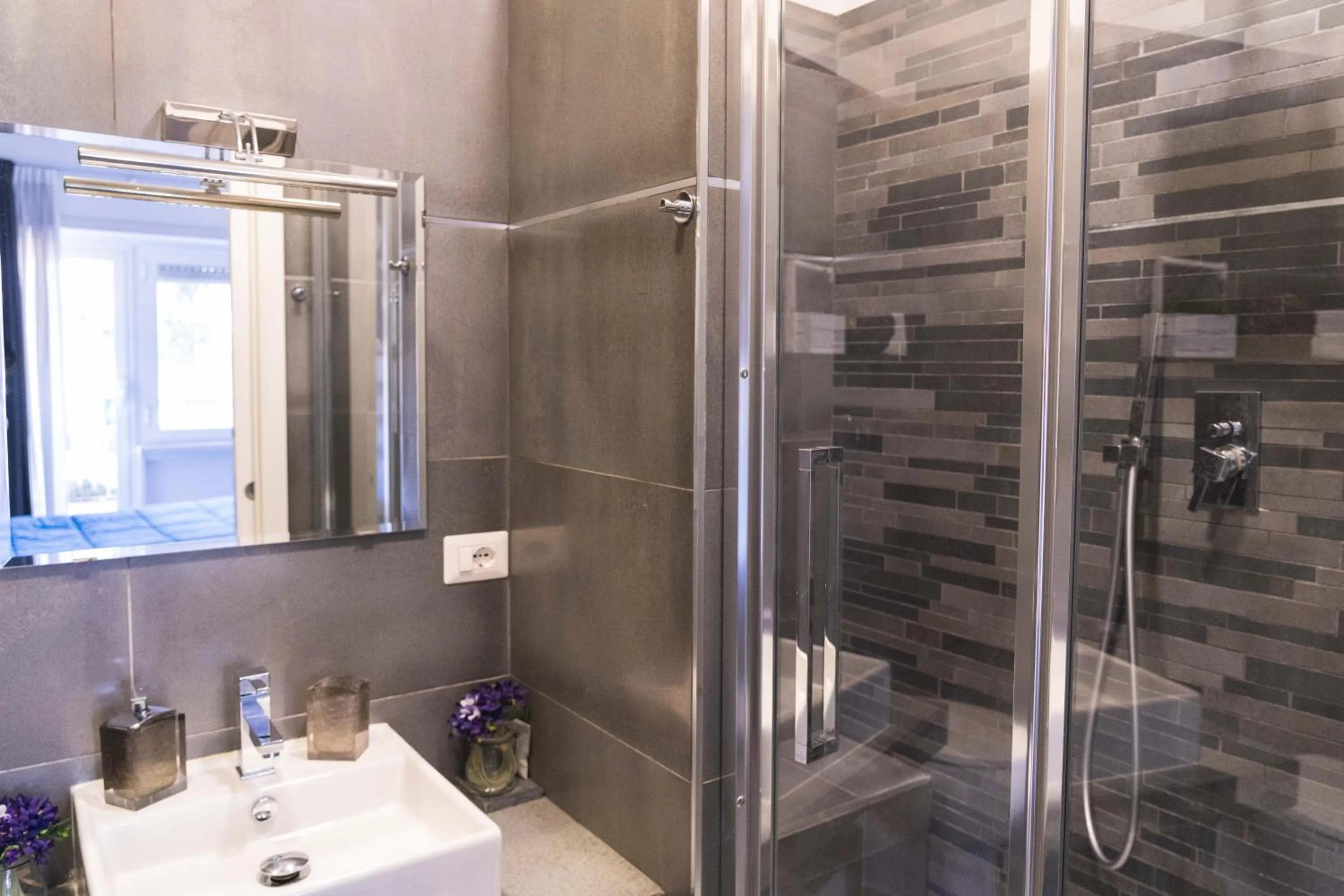 Shower in RomAntic Dreams Guest House