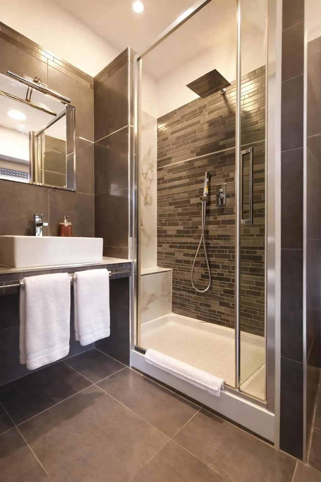 Shower in RomAntic Dreams Guest House