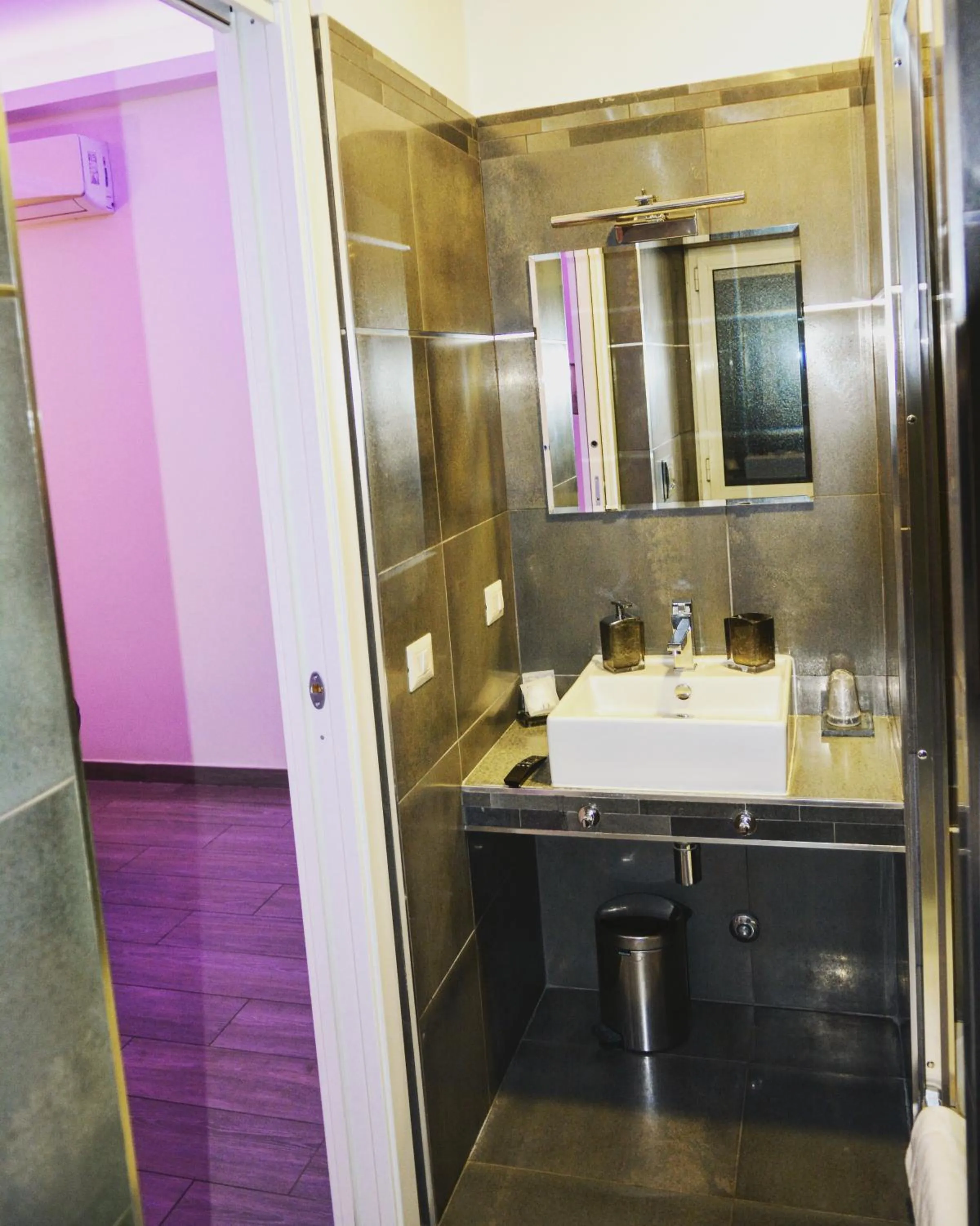 Bathroom in RomAntic Dreams Guest House