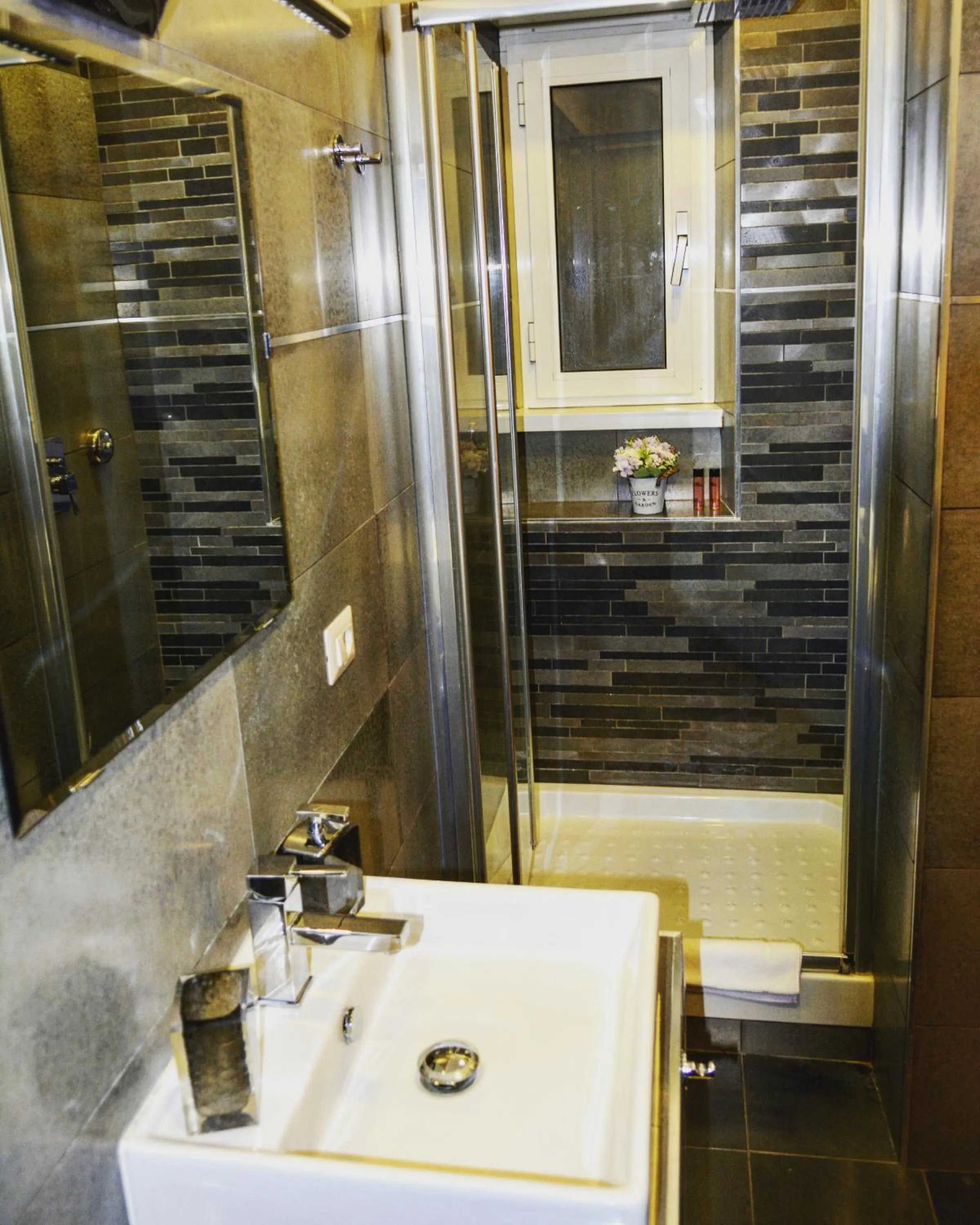 Shower in RomAntic Dreams Guest House