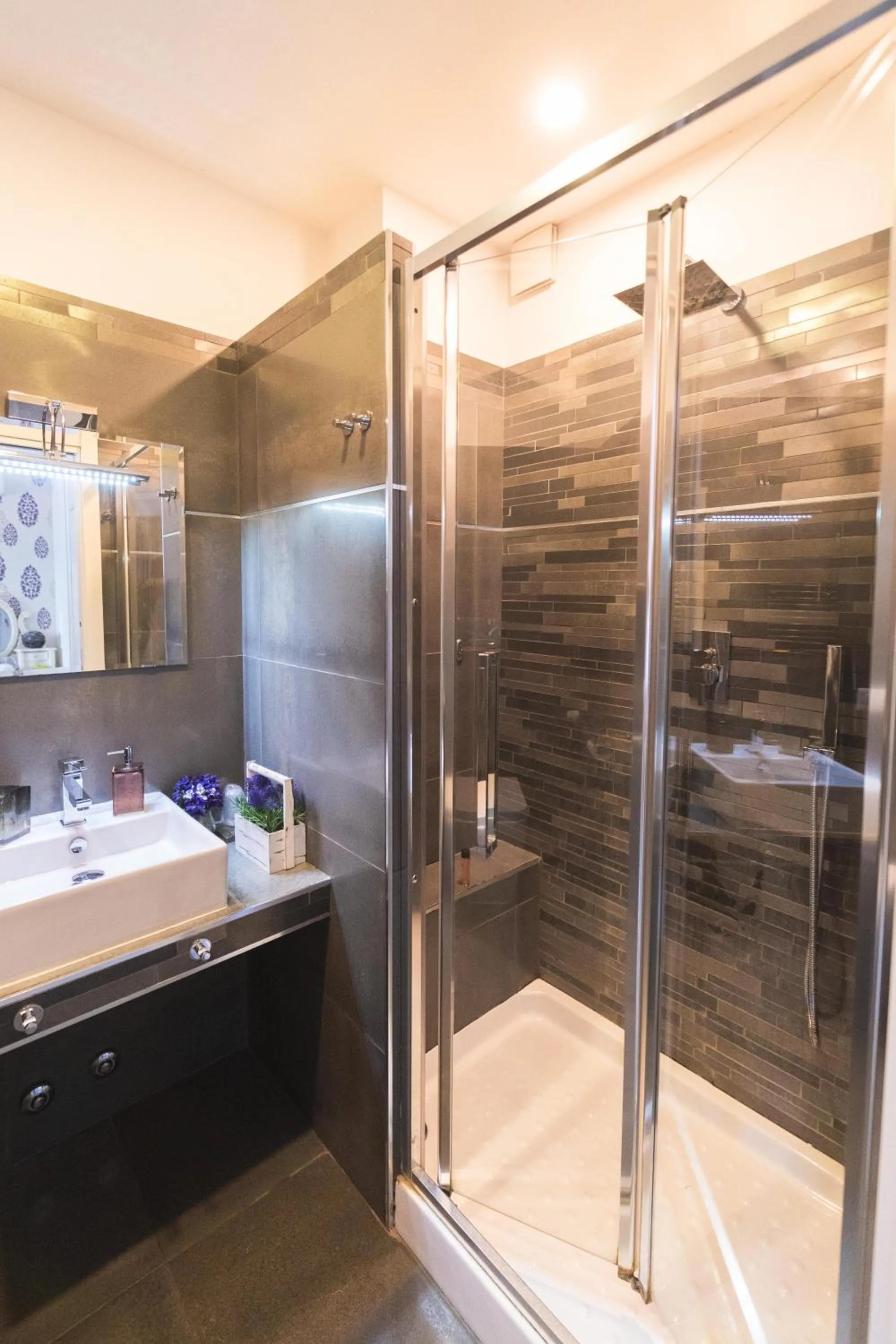 Bathroom in RomAntic Dreams Guest House