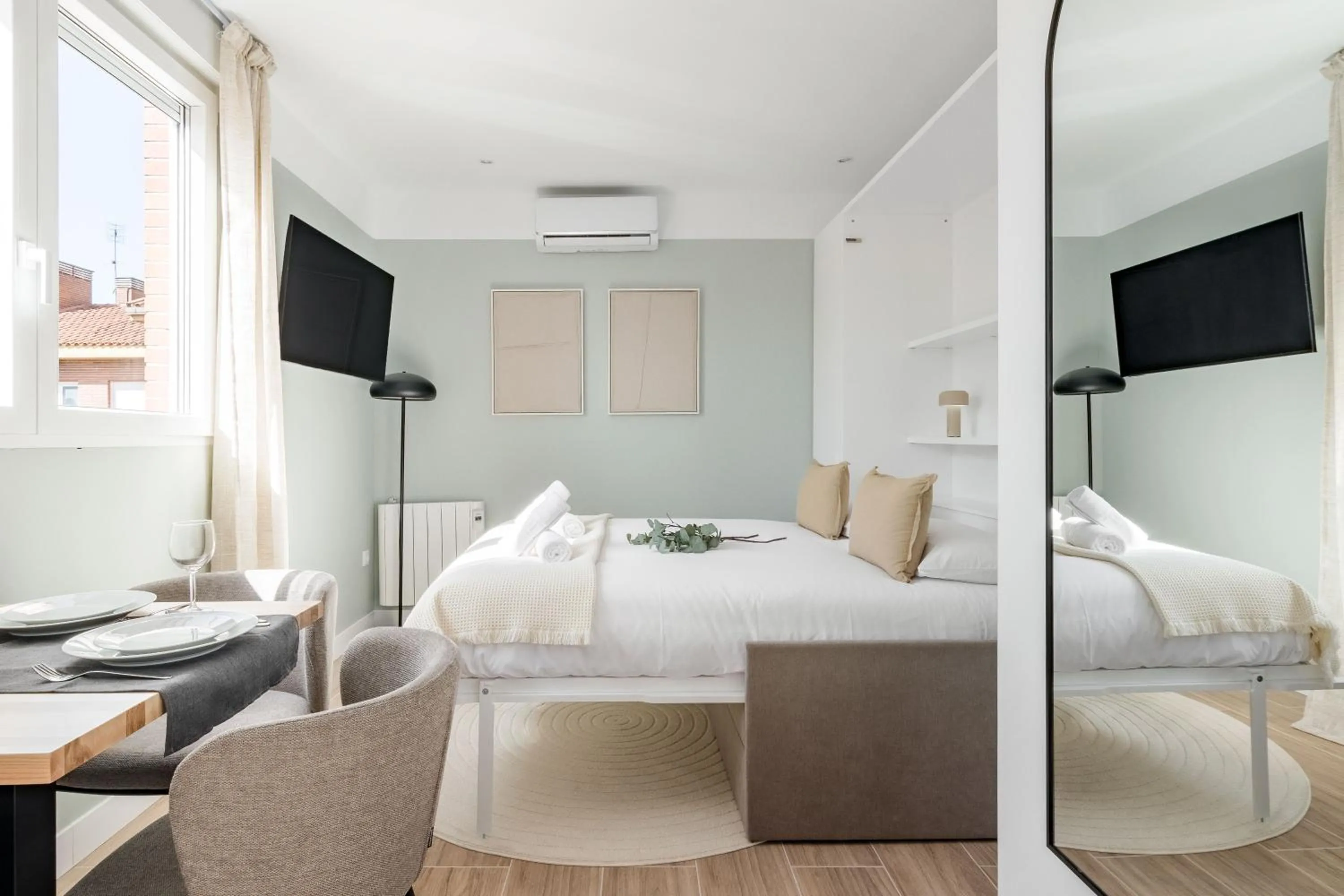 Standard Studio - single occupancy in Arturo Soria Stays by Charming