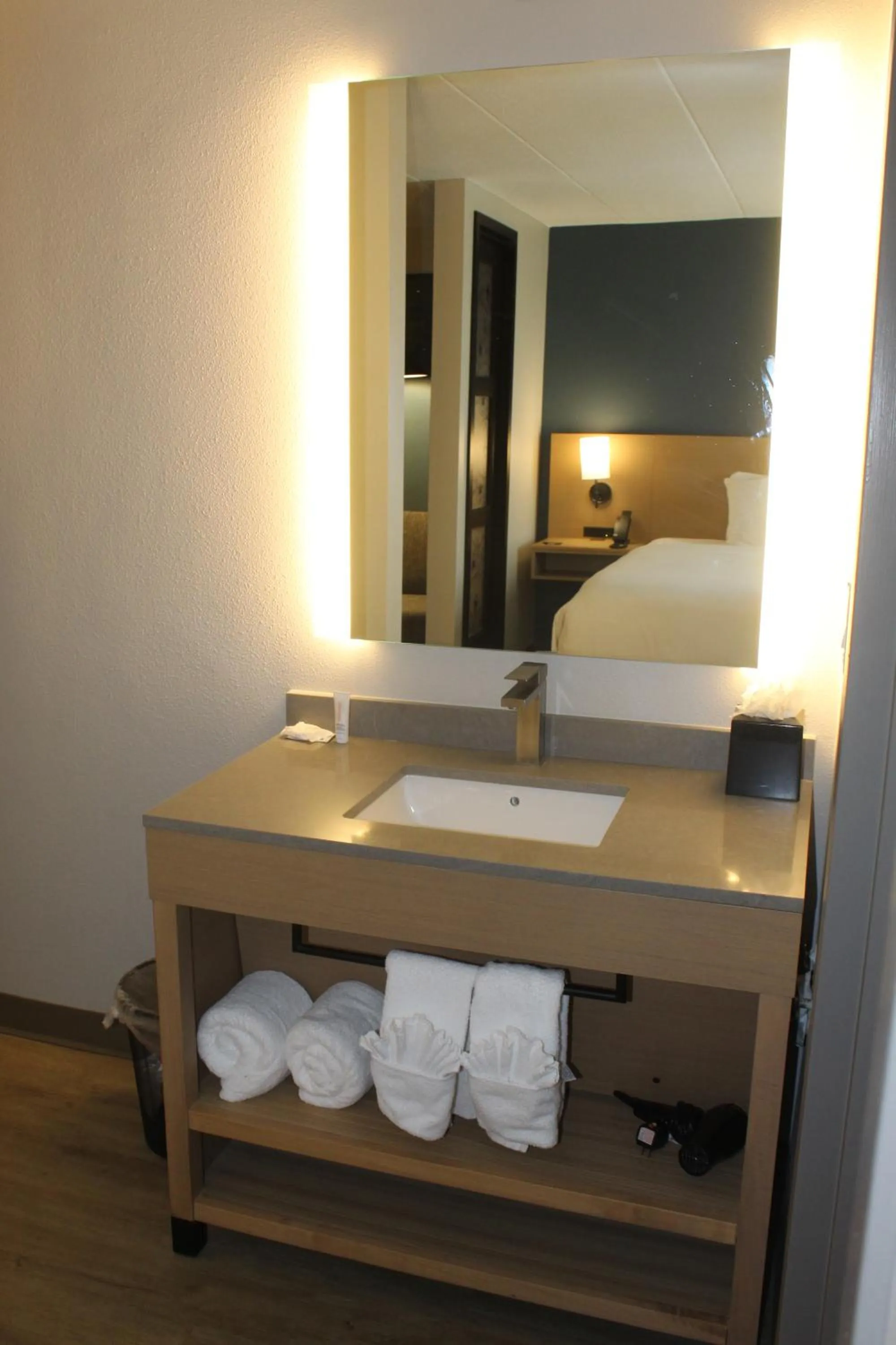 Bed in Hyatt Place Baltimore/BWI Airport