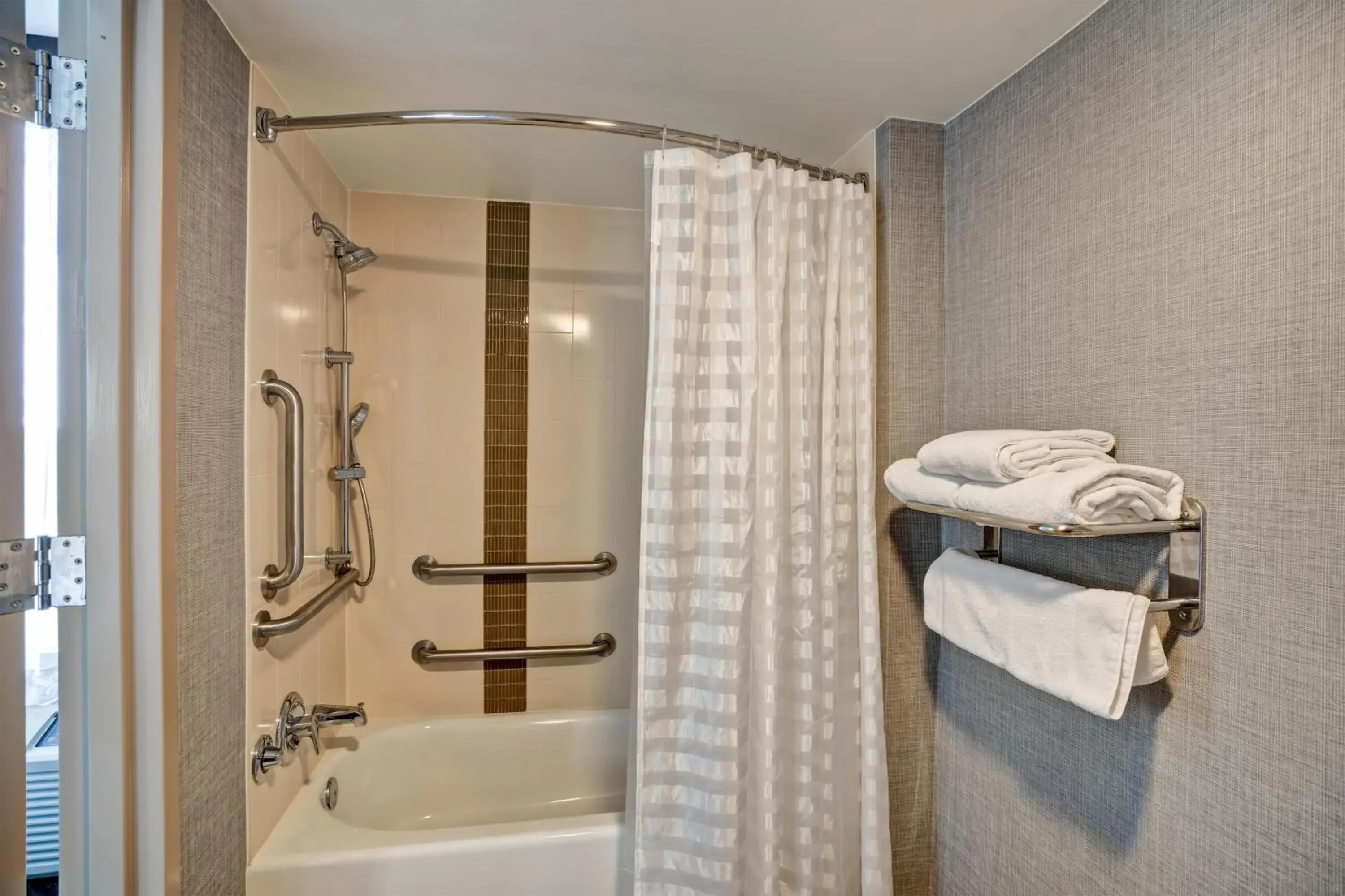 Double Room with Two Double Beds and Accessible Tub - Disability Access in Hyatt Place Baltimore/BWI Airport Double Room with Two Double Beds and Accessible Tub - Disability Access in Hyatt Place Baltimore/BWI Airport