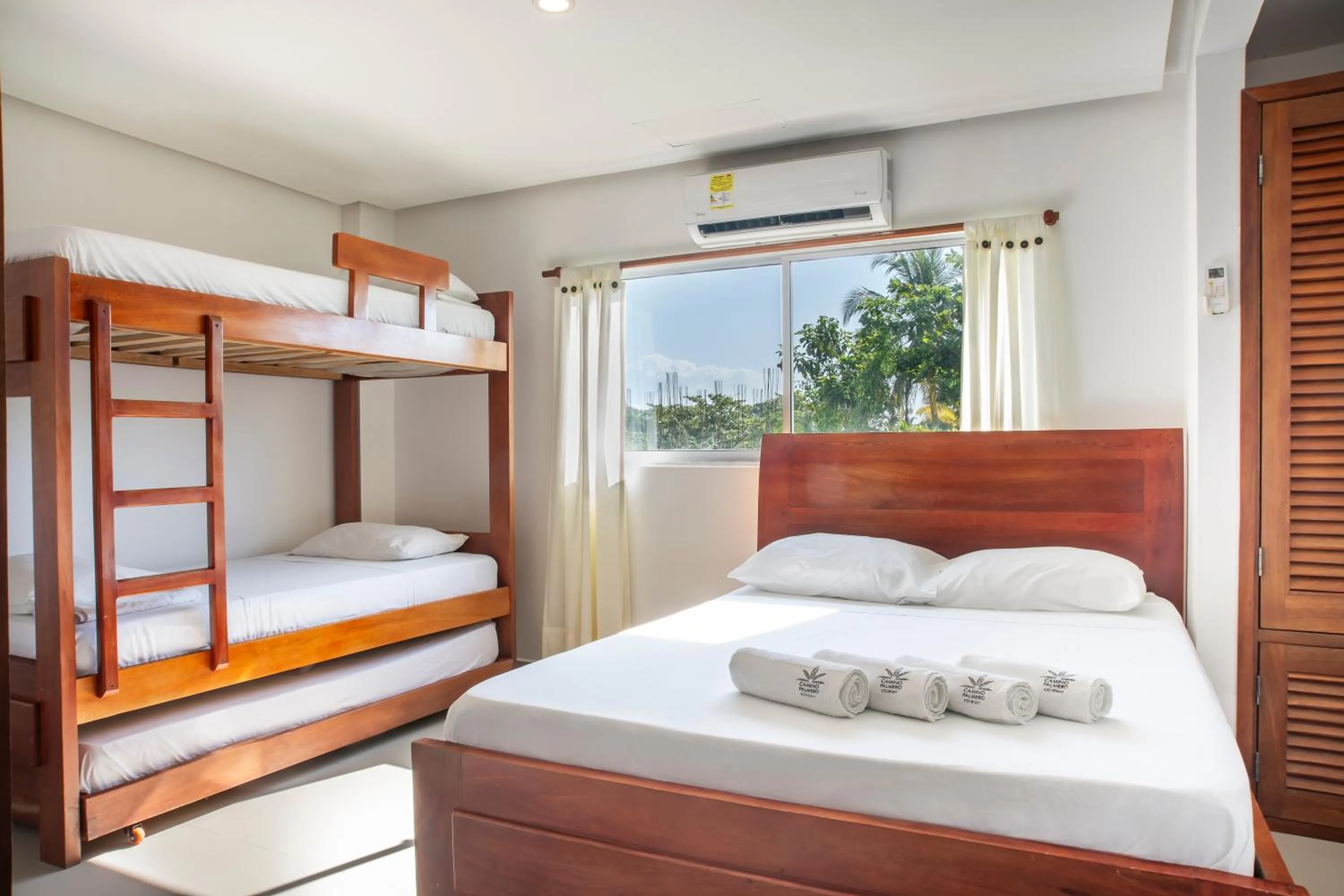 Photo of the whole room, Bed in Camino Palmero Coveñas