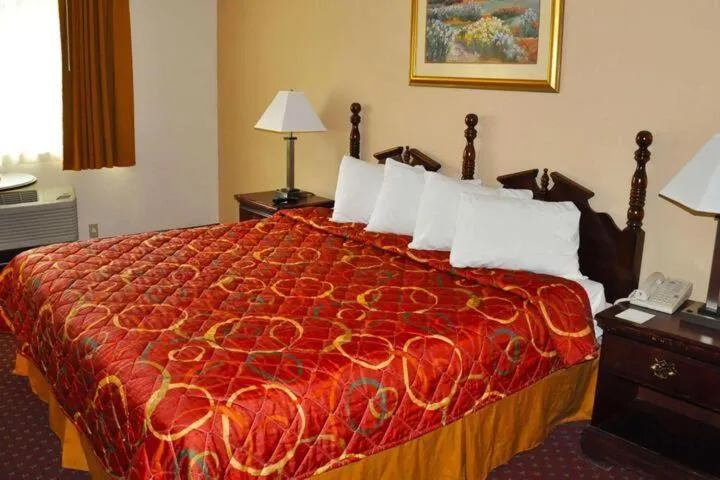 Bed in Avalon Inn