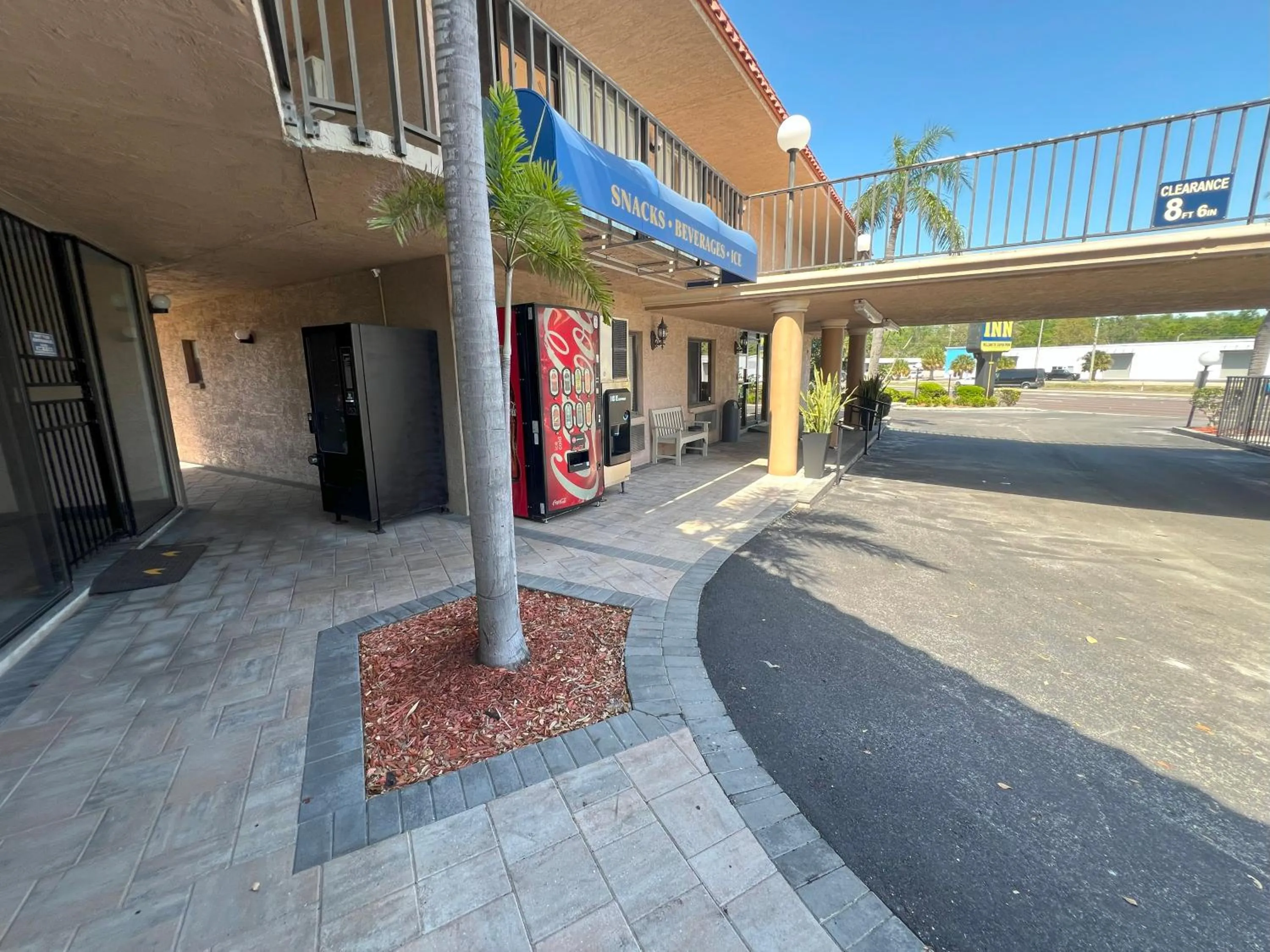 Property building in Tarpon Shores Inn