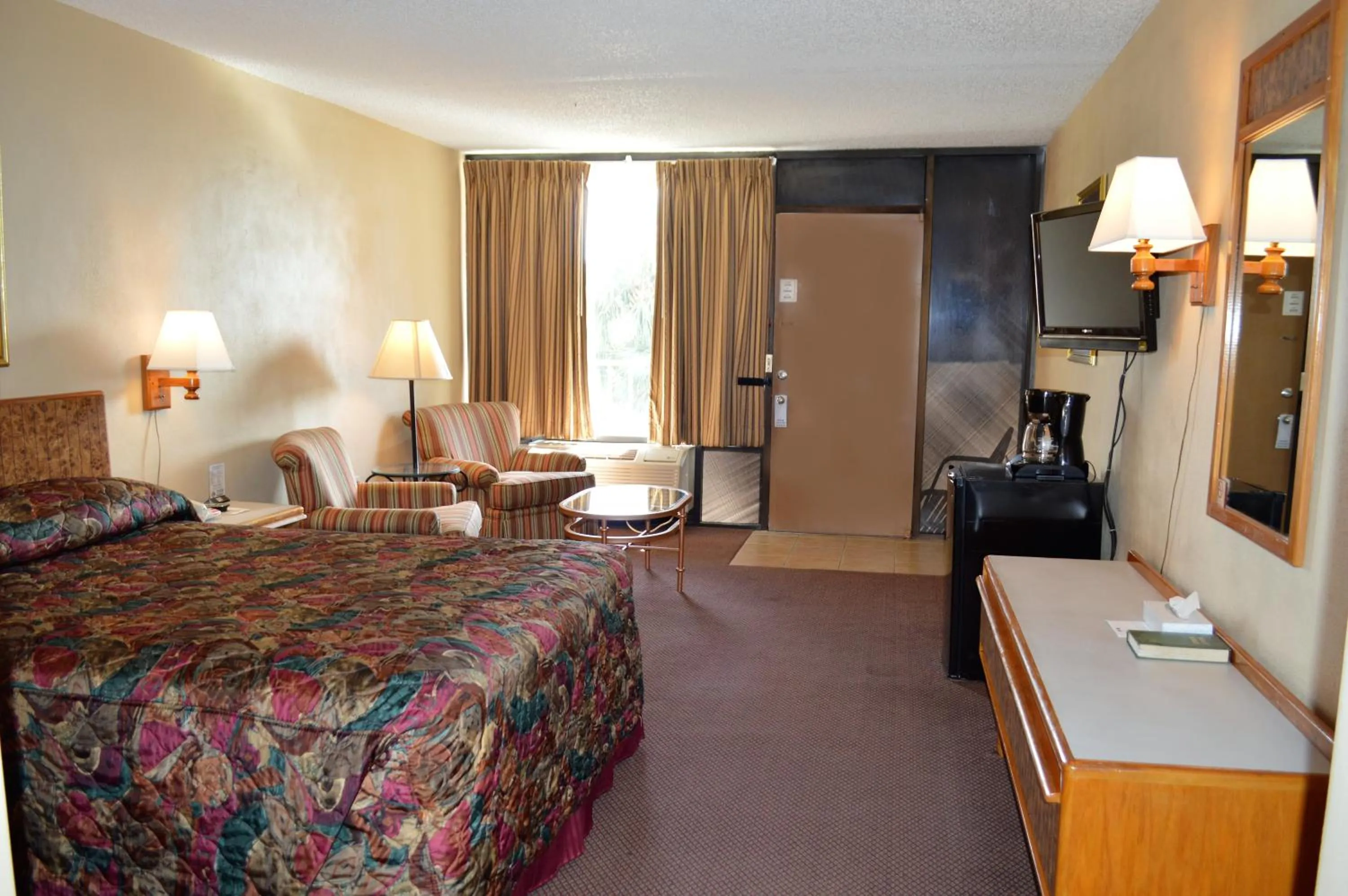 Photo of the whole room, Bed in Tarpon Shores Inn