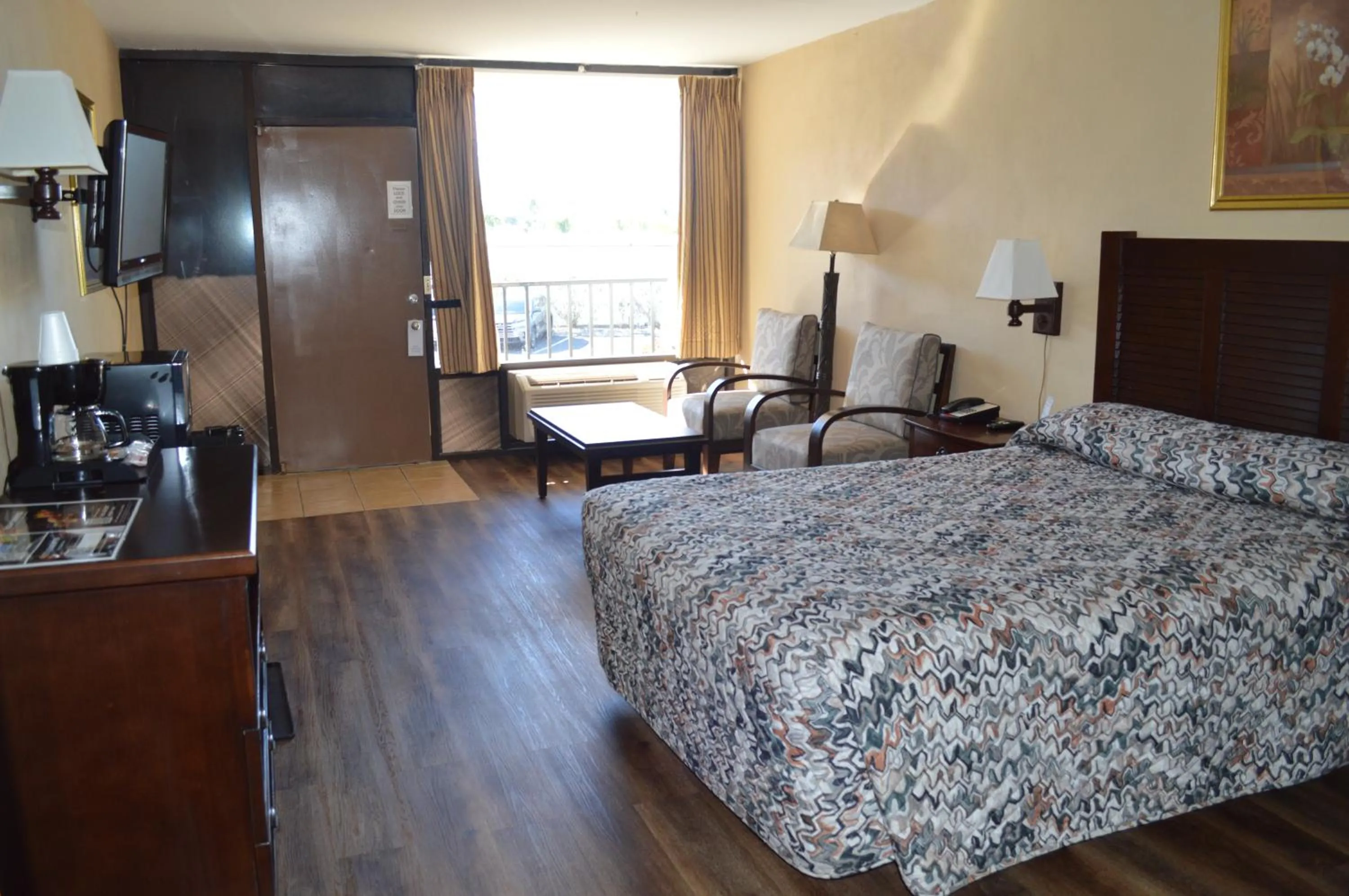 Bed in Tarpon Shores Inn