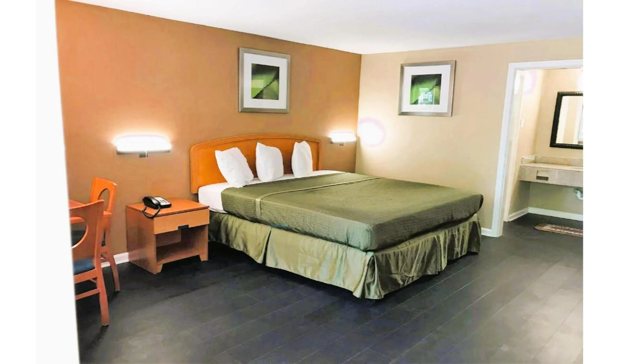 Bedroom, Bed in OYO Hotel Tallahassee Downtown