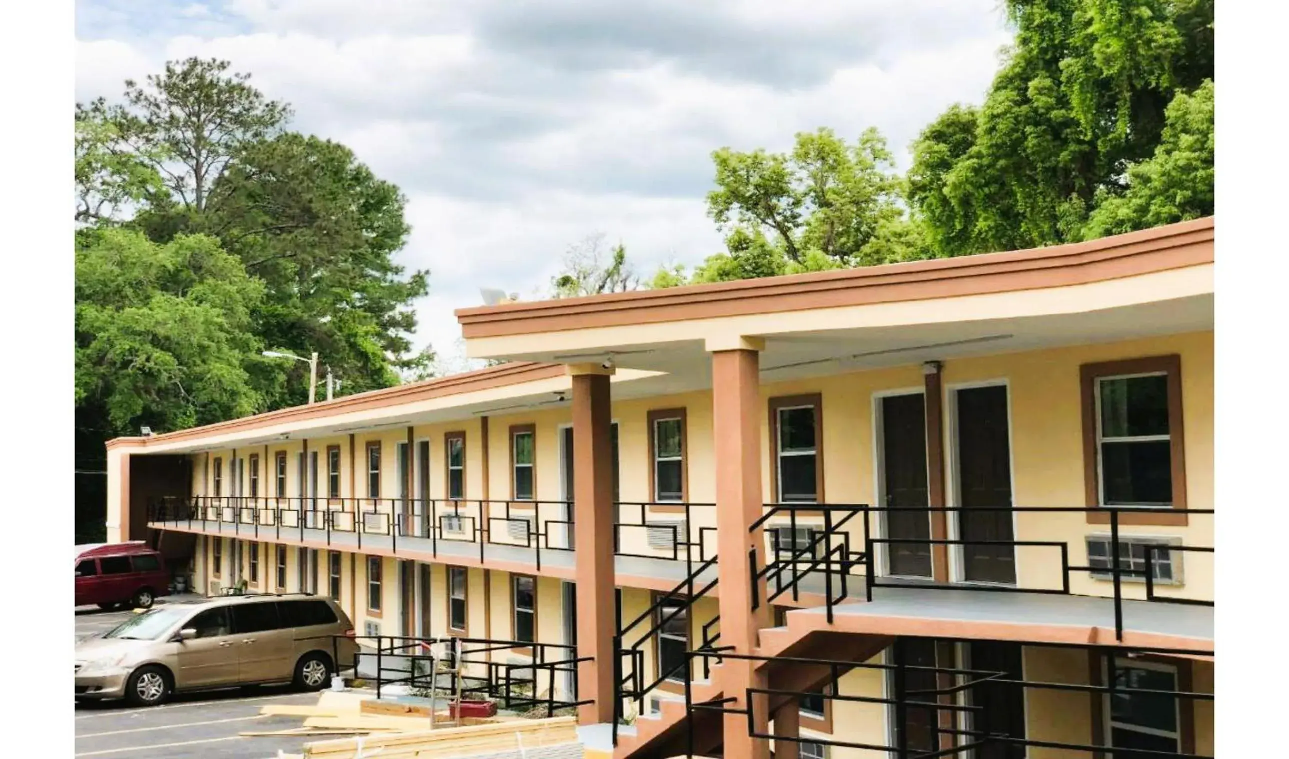 Property building in OYO Hotel Tallahassee Downtown Property building in OYO Hotel Tallahassee Downtown