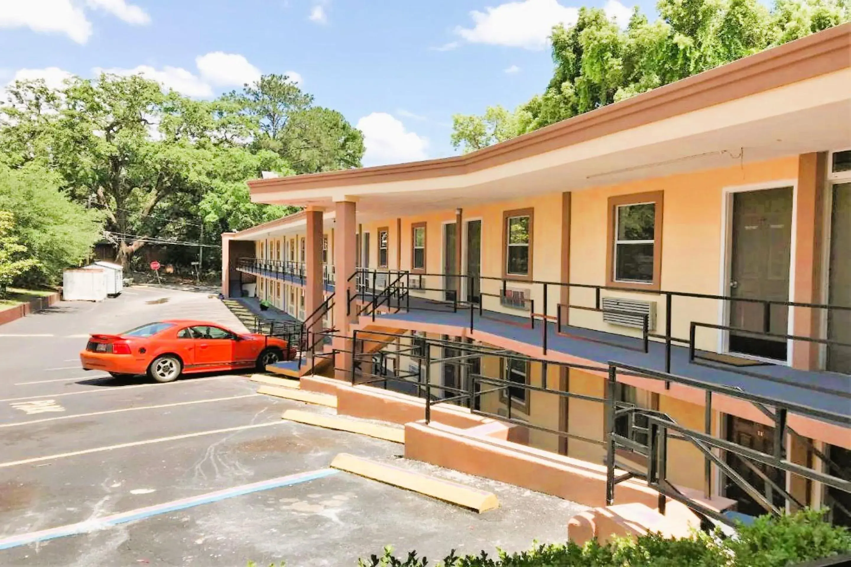 Facade/entrance in OYO Hotel Tallahassee Downtown Facade/entrance in OYO Hotel Tallahassee Downtown