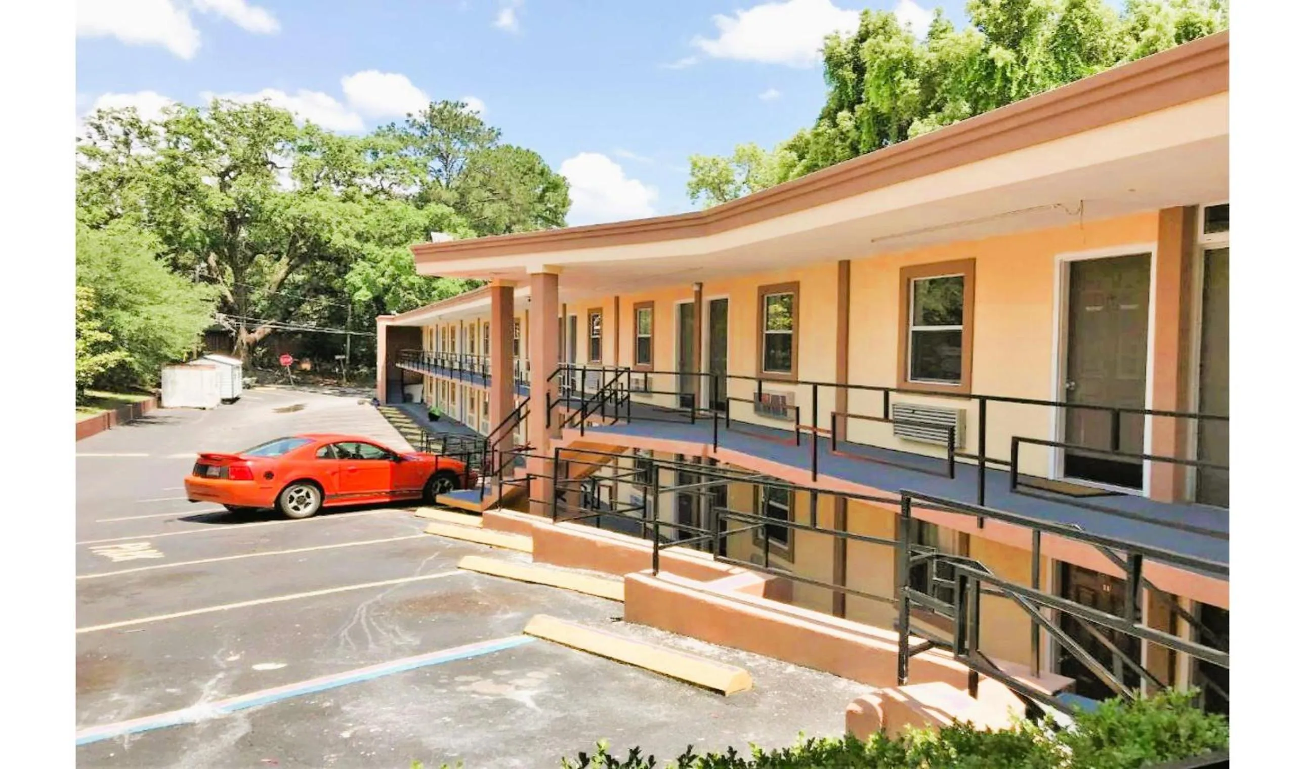 Parking in OYO Hotel Tallahassee Downtown