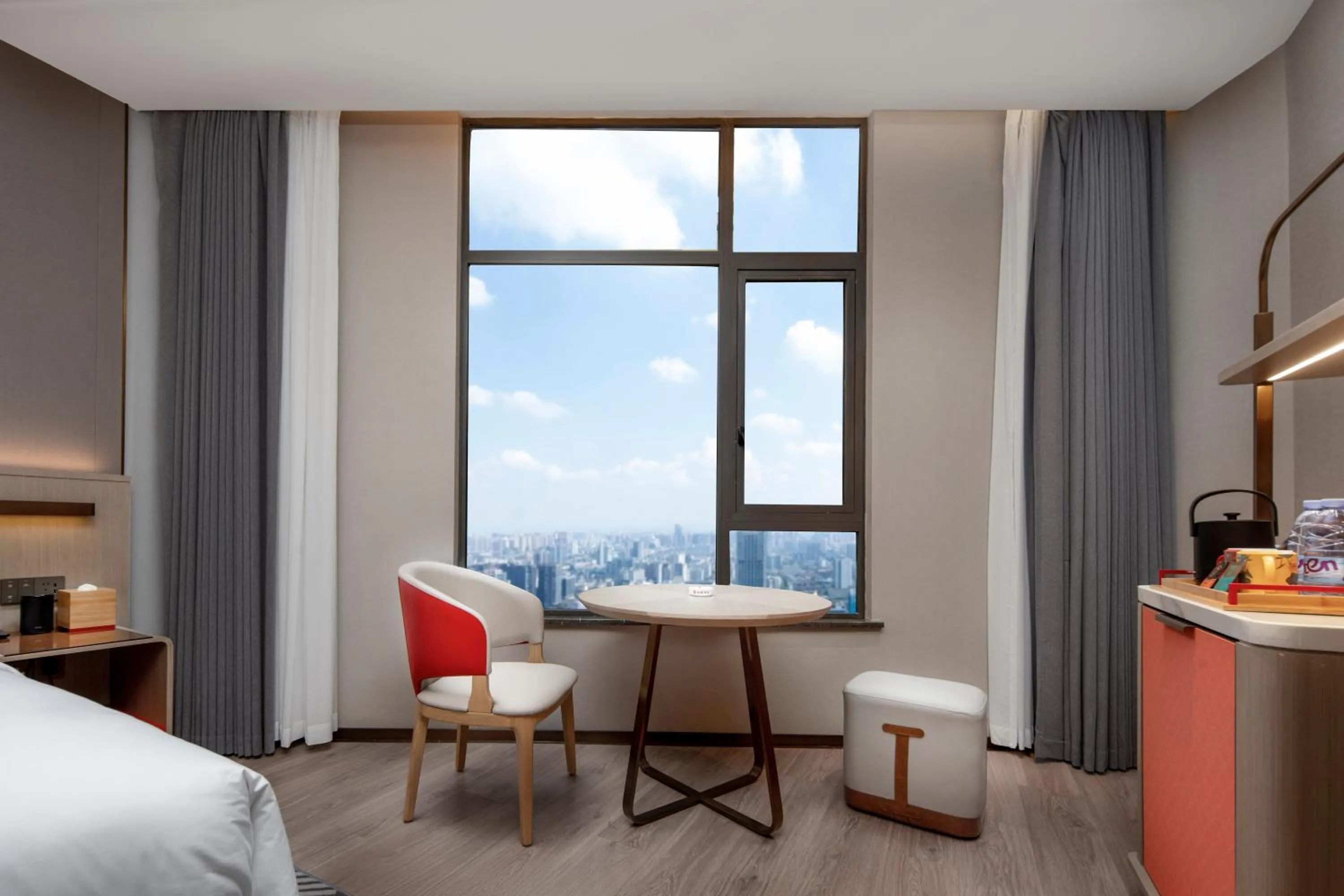 Seating area, Bed in Echeng Hotel Chengdu Chunxi Road Taikoo Li