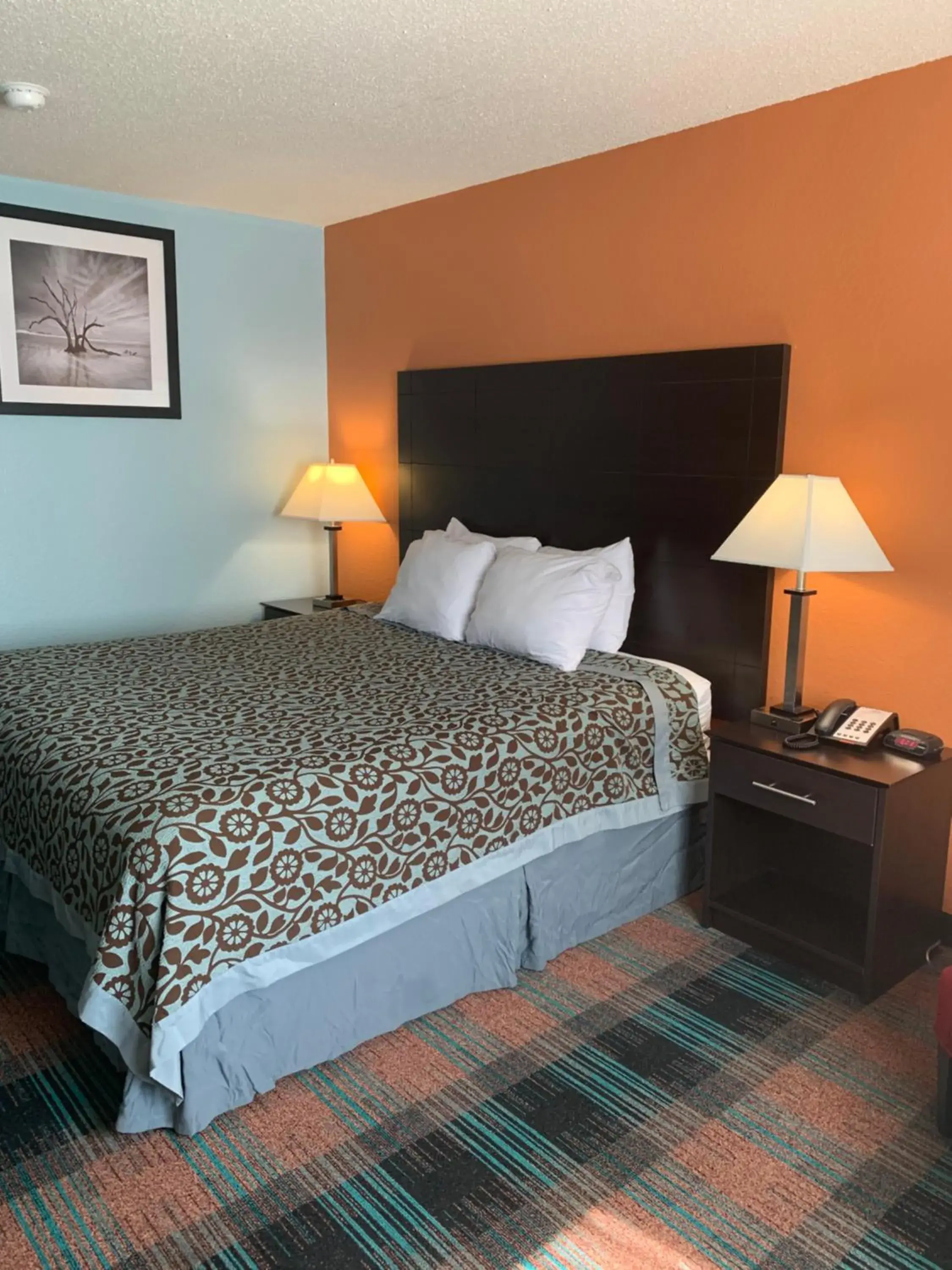 Standard King Room - single occupancy in SUNRiSE INN Standard King Room - single occupancy in SUNRiSE INN