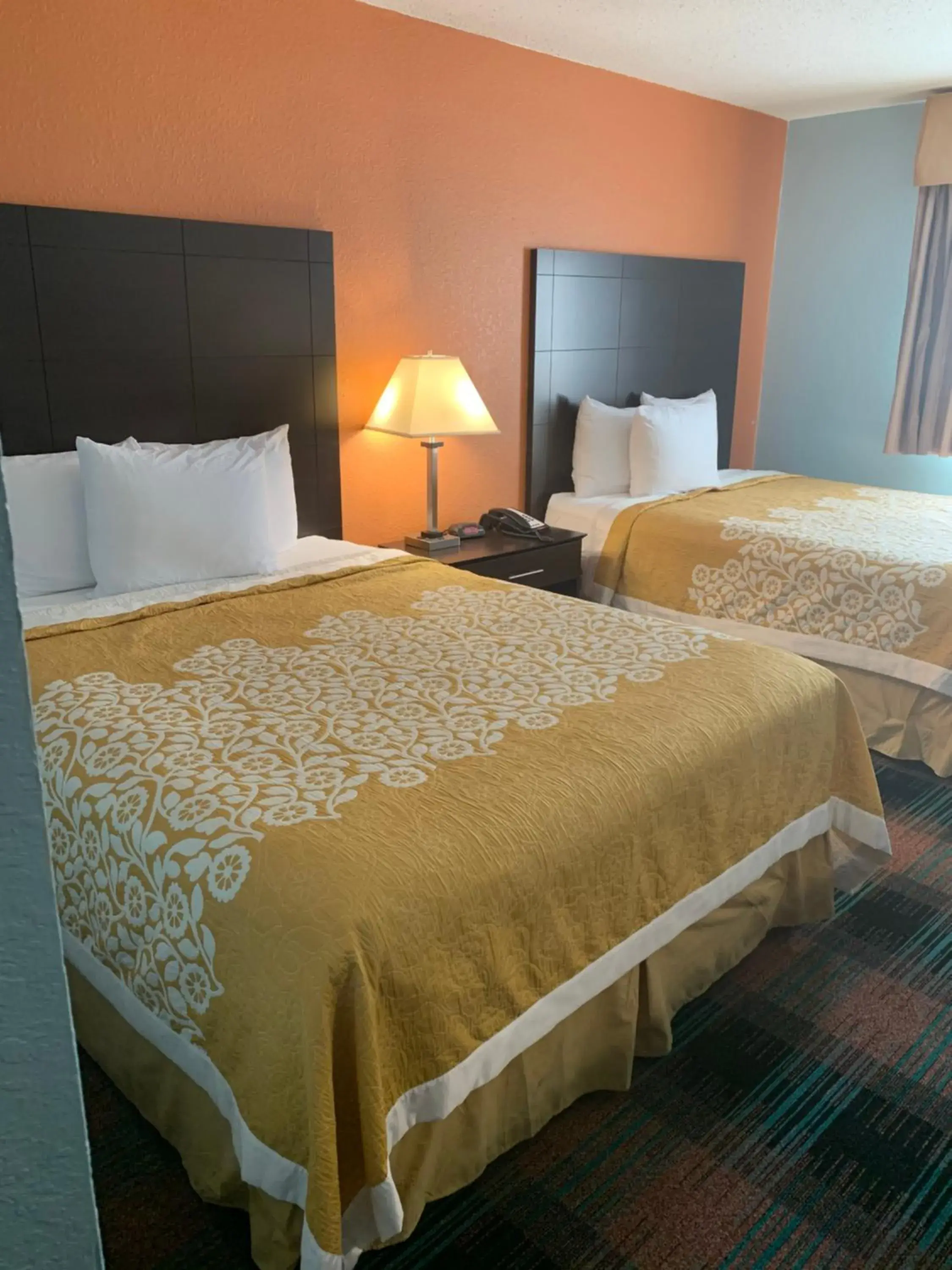 Superior Queen Room - single occupancy in SUNRiSE INN Superior Queen Room - single occupancy in SUNRiSE INN