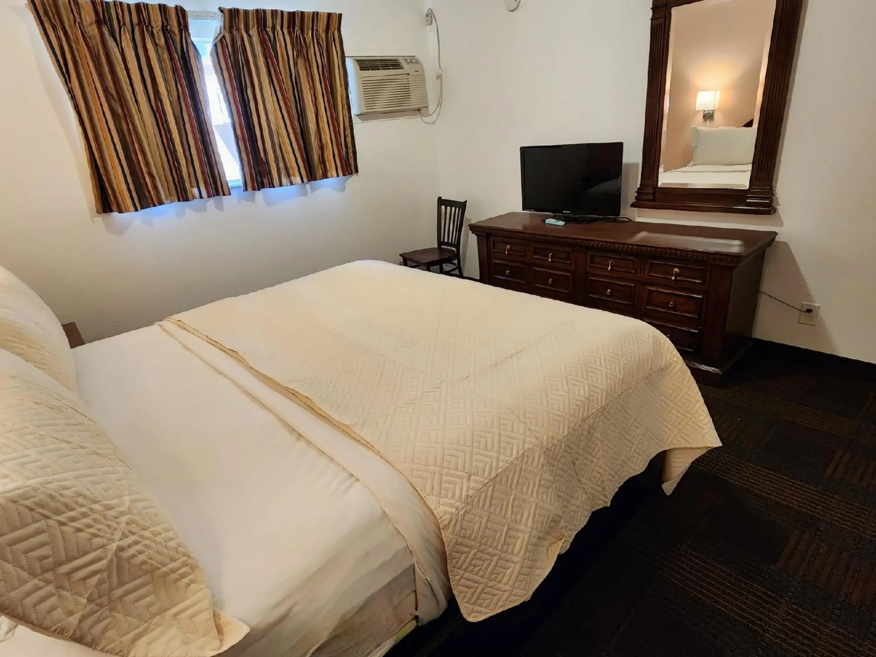 Two-Bedroom Family Suite in Silver Saddle Motel Two-Bedroom Family Suite in Silver Saddle Motel