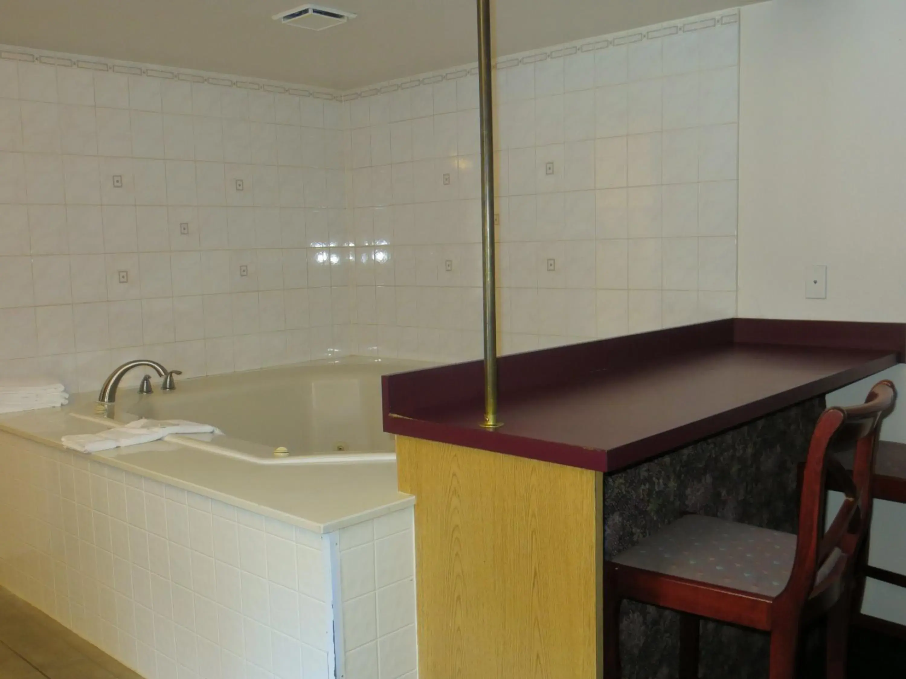 King Suite with Spa Bath in Silver Saddle Motel King Suite with Spa Bath in Silver Saddle Motel